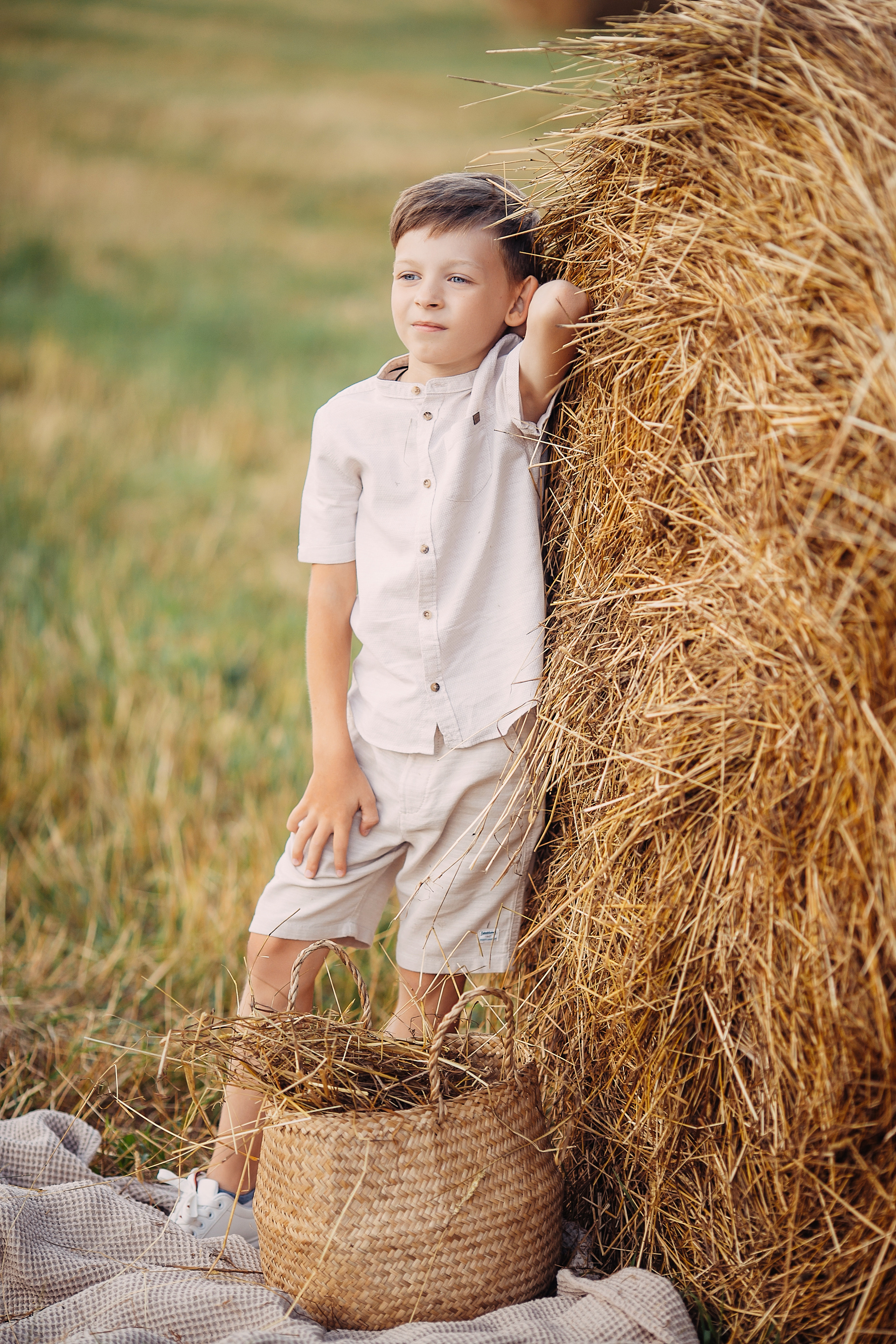 Юлия И Ваня. Псковские красоты, стога). Семейный и детский фотограф в Пскове и Санкт-Петербурге Яна Калинина