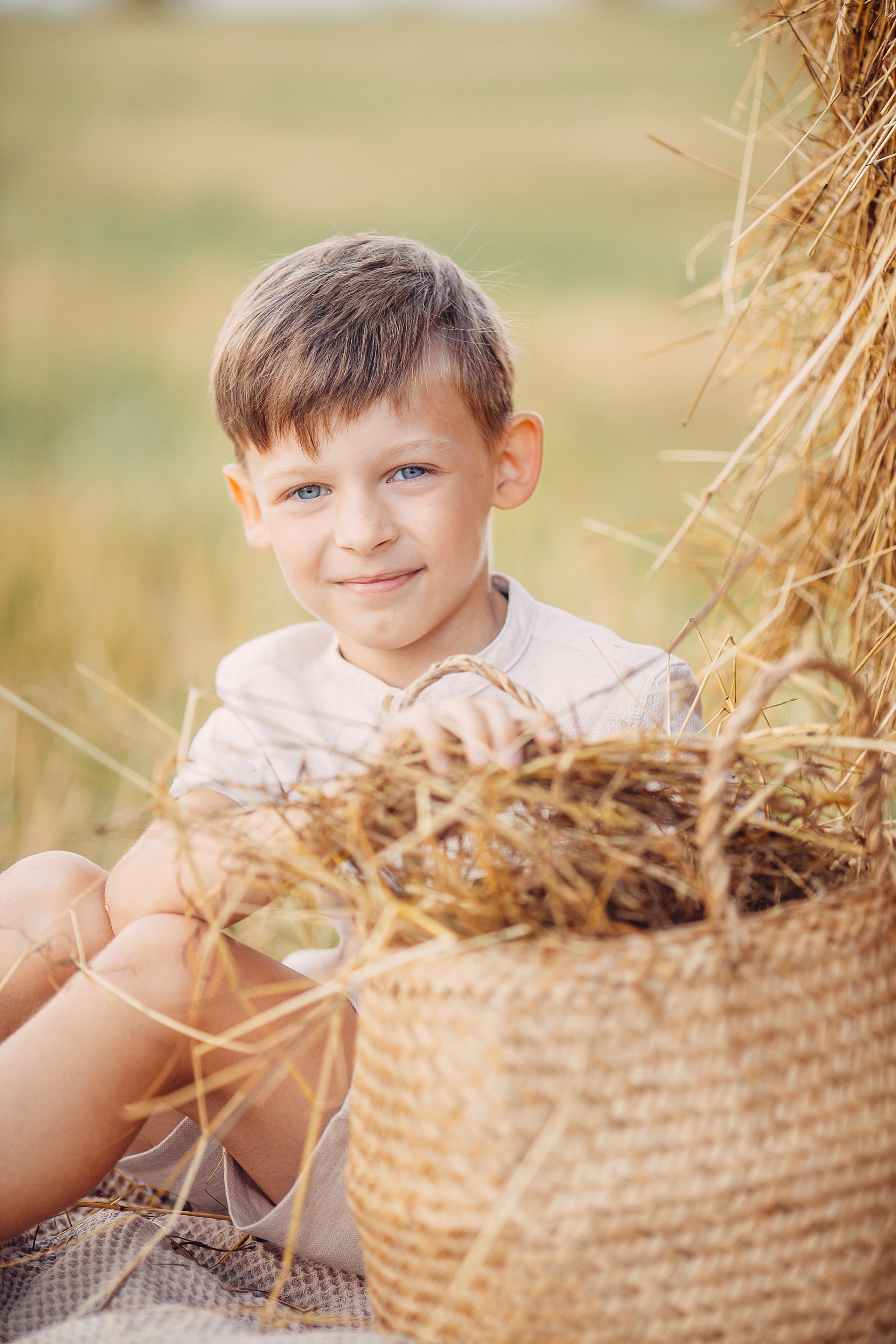 Юлия И Ваня. Псковские красоты, стога). Семейный и детский фотограф в Пскове и Санкт-Петербурге Яна Калинина