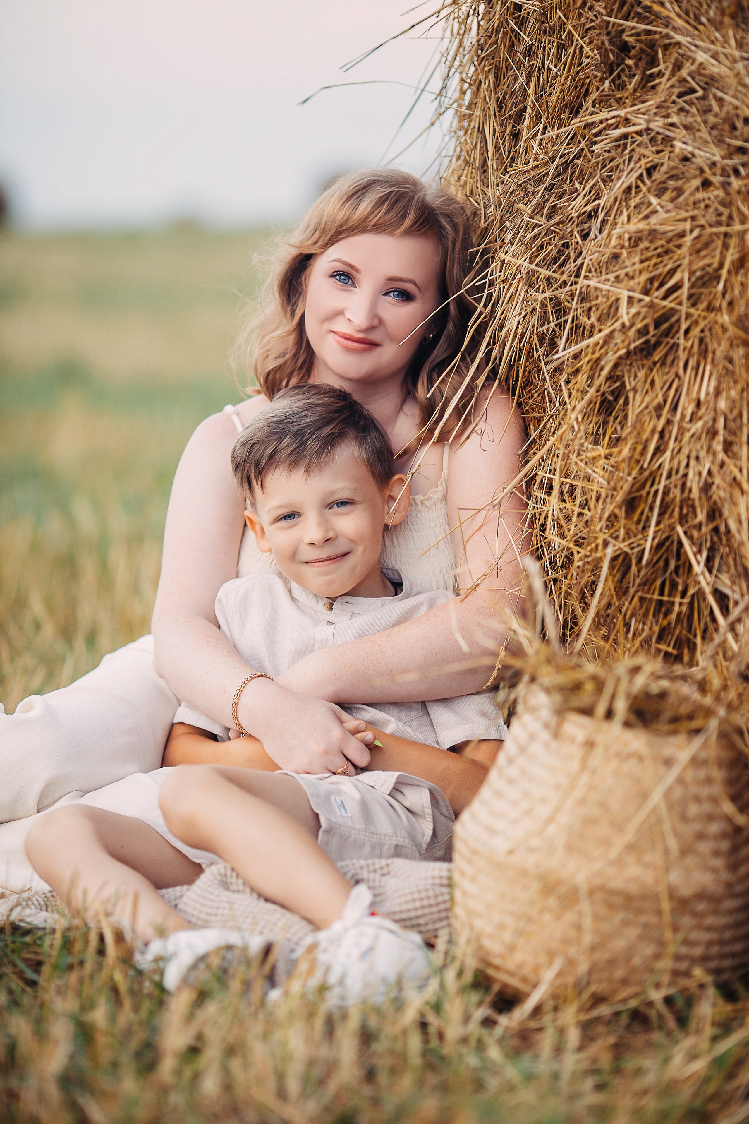 Юлия И Ваня. Псковские красоты, стога). Семейный и детский фотограф в Пскове и Санкт-Петербурге Яна Калинина