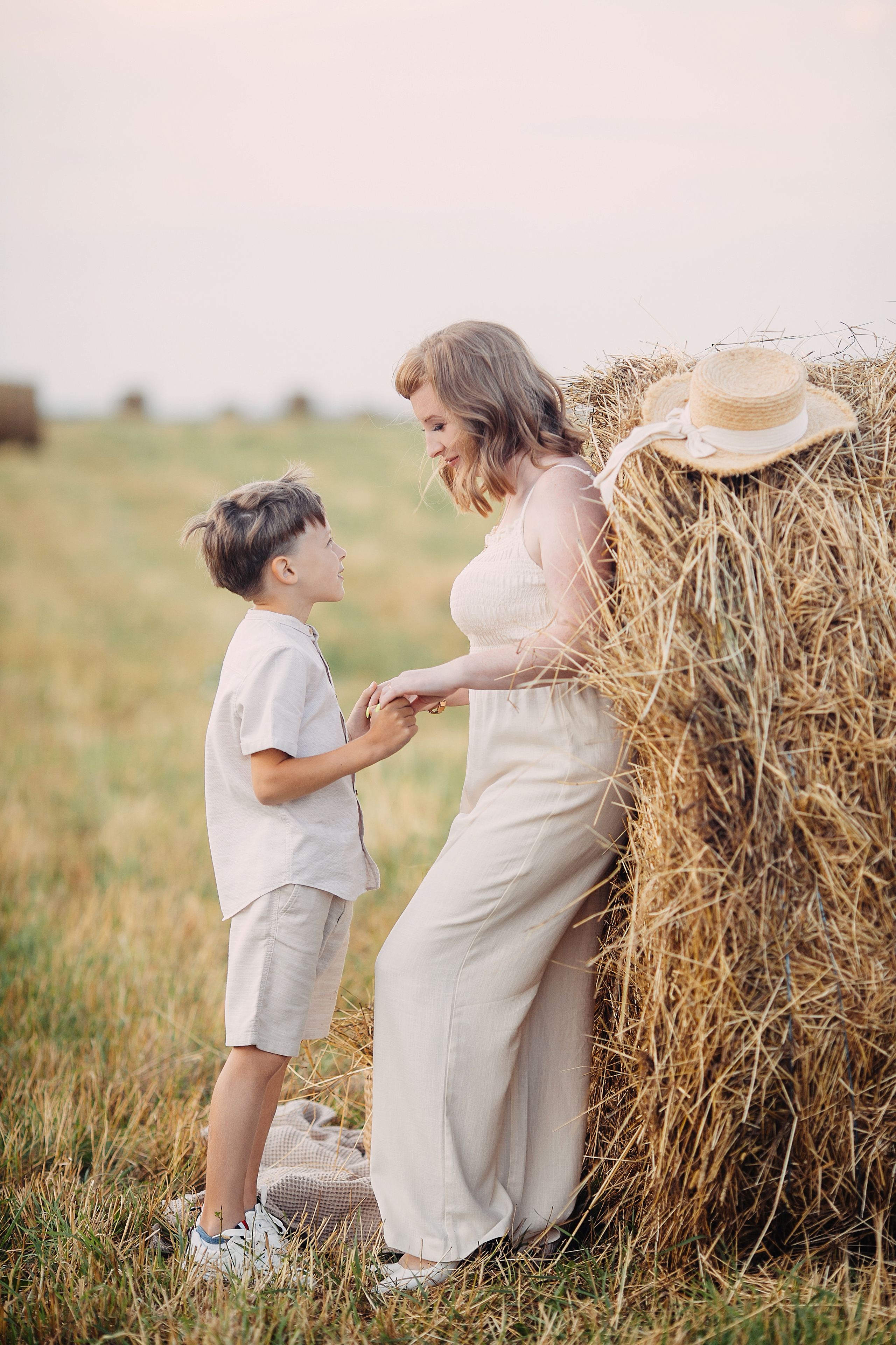 Юлия И Ваня. Псковские красоты, стога). Семейный и детский фотограф в Пскове и Санкт-Петербурге Яна Калинина