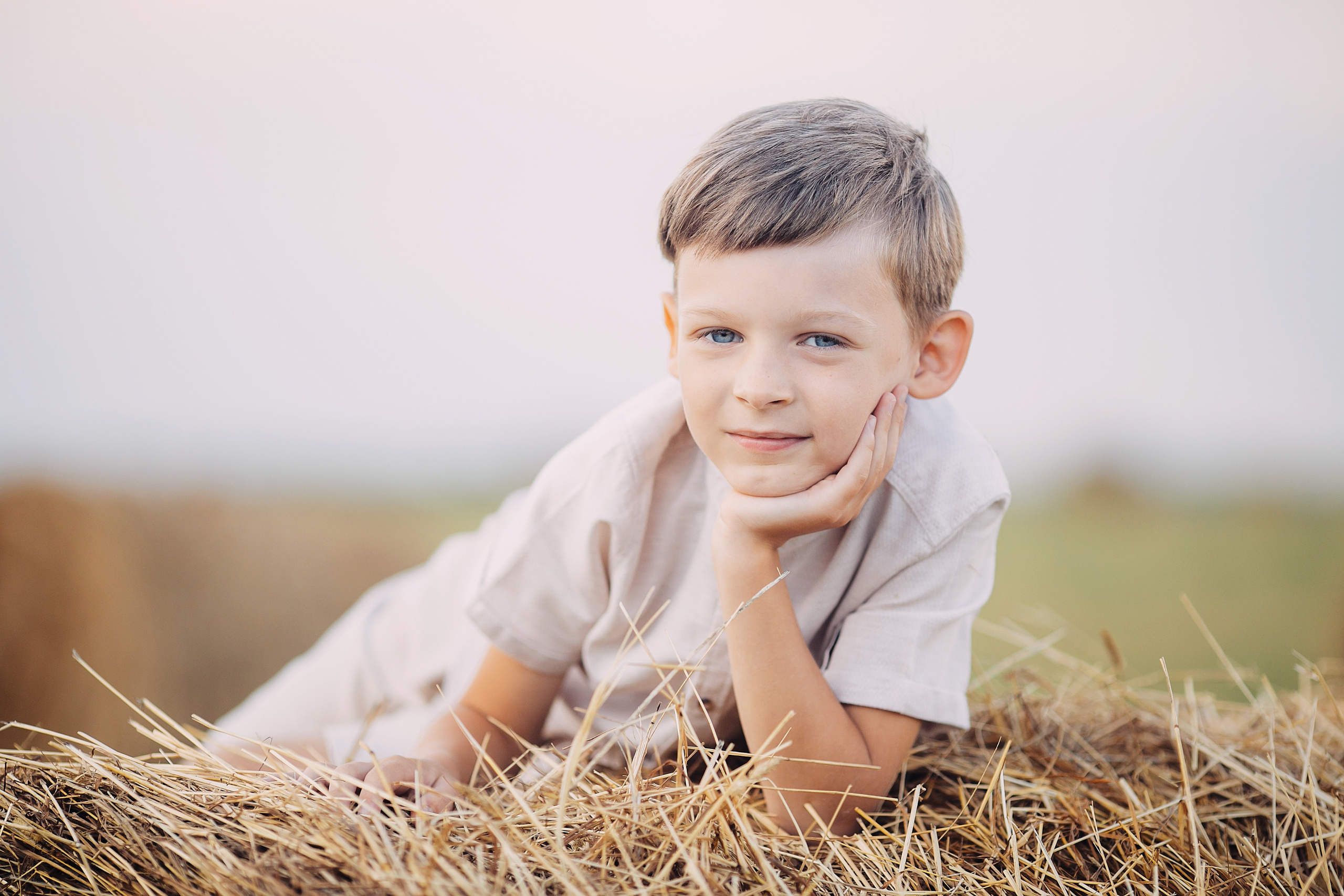 Юлия И Ваня. Псковские красоты, стога). Семейный и детский фотограф в Пскове и Санкт-Петербурге Яна Калинина