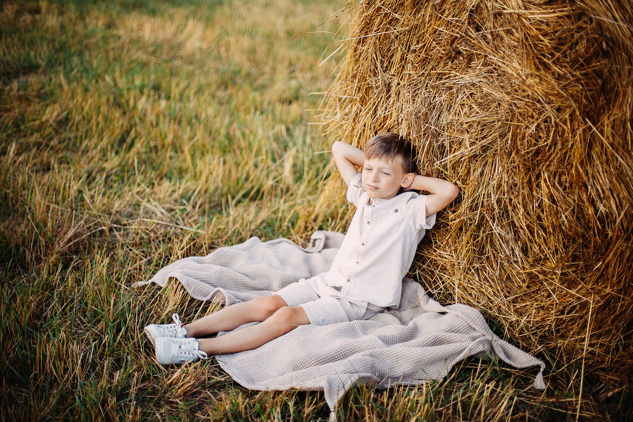 Юлия И Ваня. Псковские красоты, стога). Семейный и детский фотограф в Пскове и Санкт-Петербурге Яна Калинина