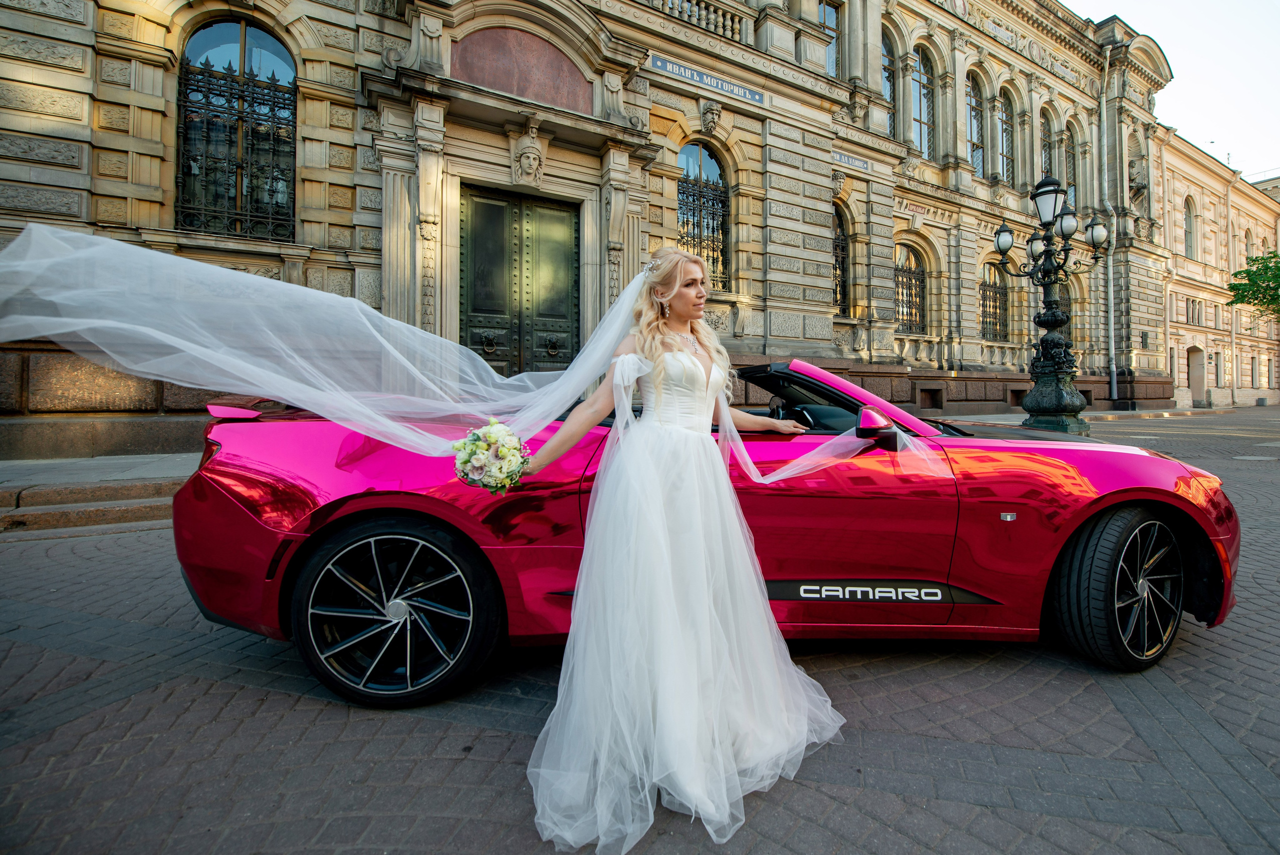 Евгения (фотосессия с малиновым chevrolet camaro, в сирени в Пушкине в Екатерининском парке). Портретный, семейный и свадебный фотограф в Санкт-Петербурге и в Пушкине Ширяев Денис