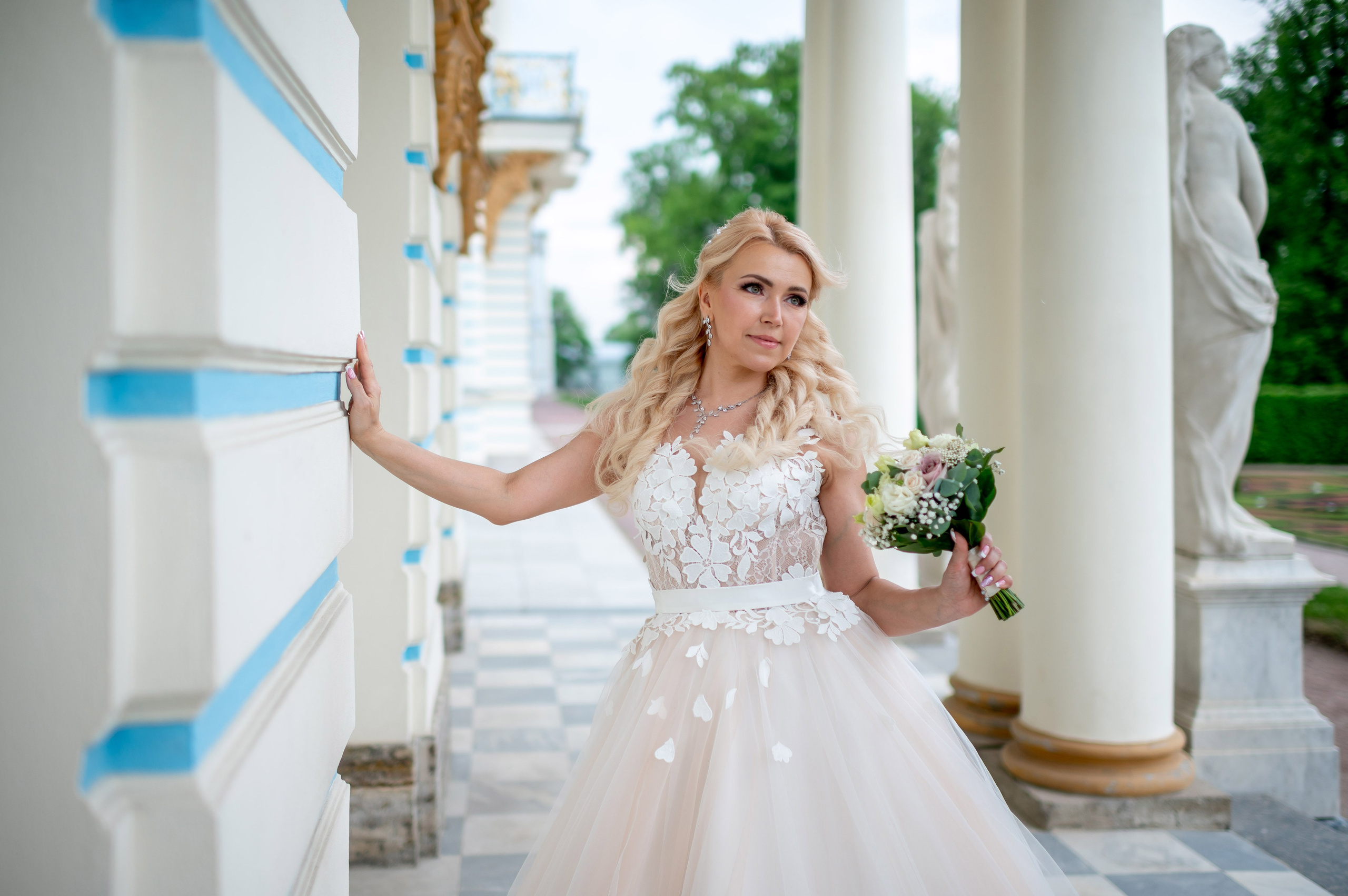 Евгения (фотосессия с малиновым chevrolet camaro, в сирени в Пушкине в Екатерининском парке). Портретный, семейный и свадебный фотограф в Санкт-Петербурге и в Пушкине Ширяев Денис