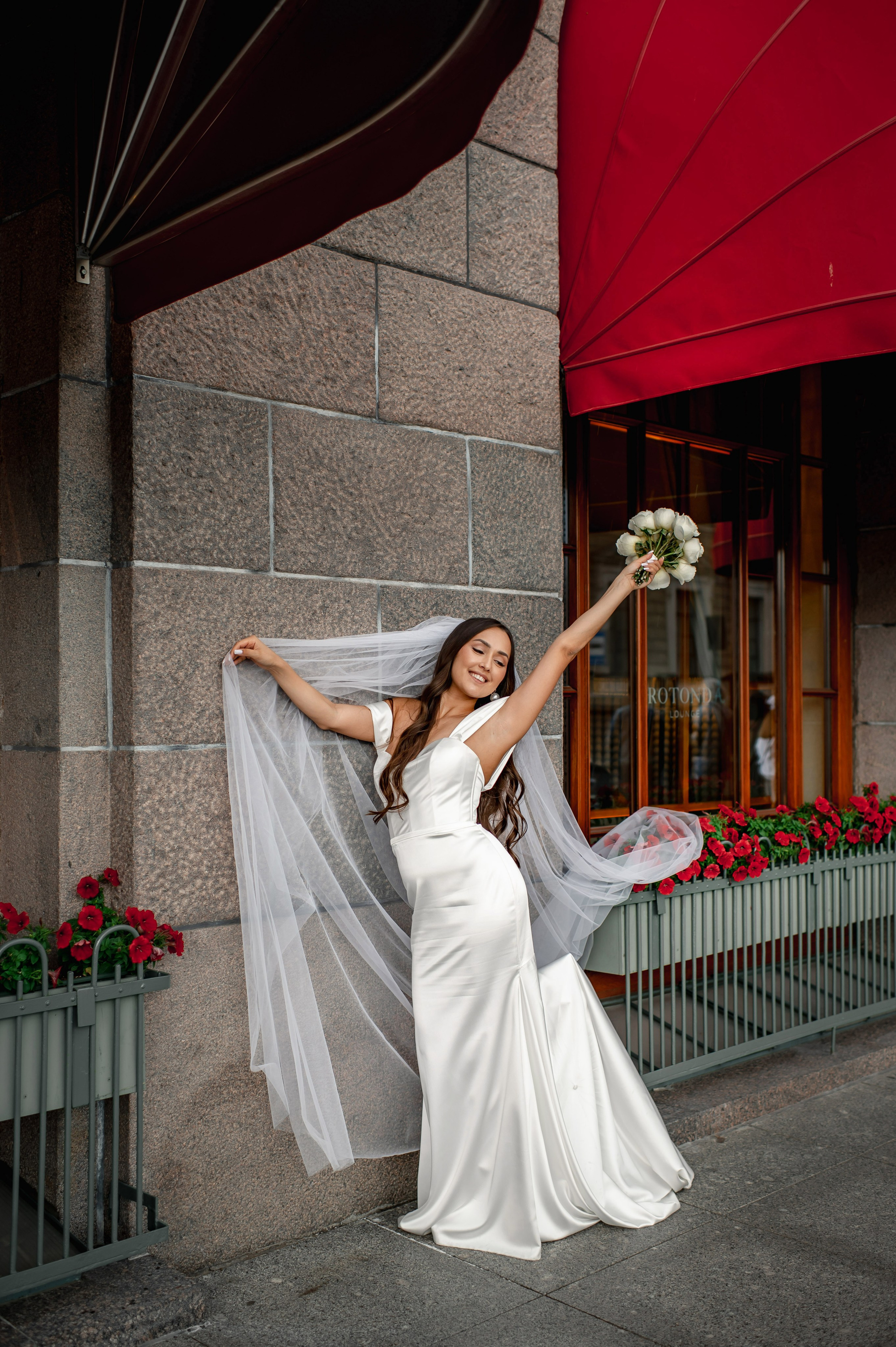 Классическая свадебная фотосессия Аины и Антона по самым красивым местам для свадебной прогулки в Санкт-Петербурге. Портретный, семейный и свадебный фотограф в Санкт-Петербурге и в Пушкине Ширяев Денис