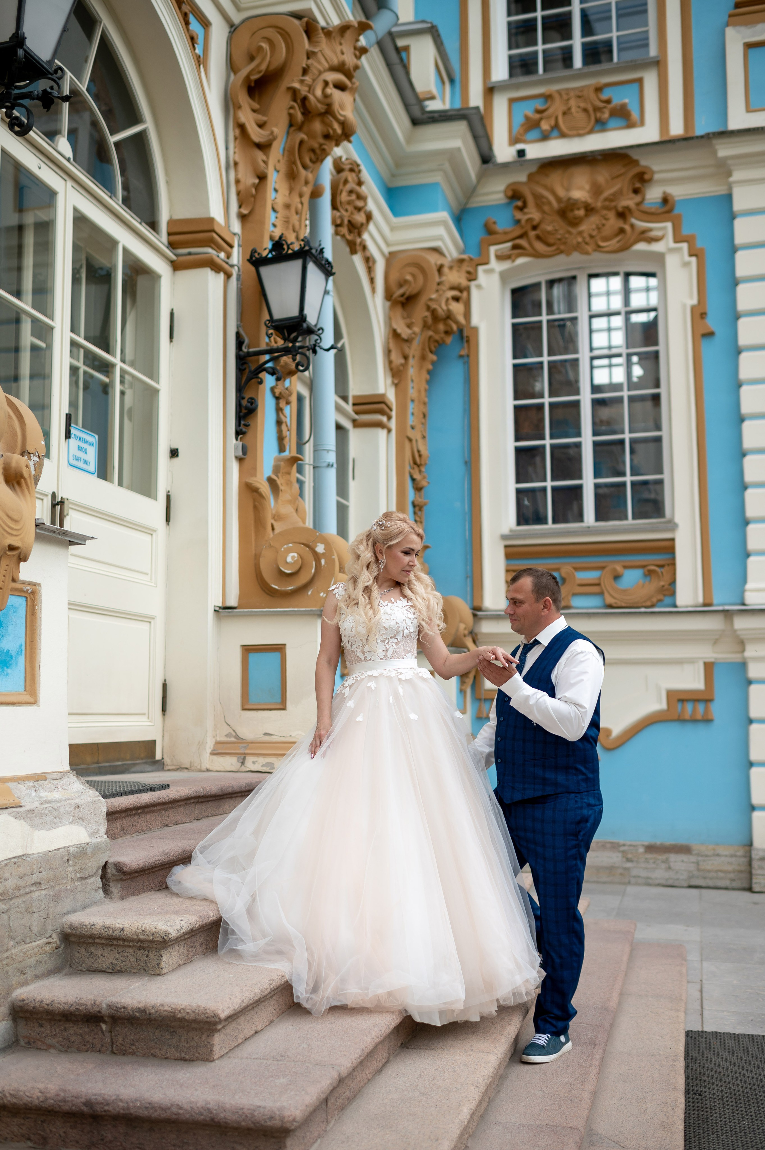 Евгения (фотосессия с малиновым chevrolet camaro, в сирени в Пушкине в Екатерининском парке). Портретный, семейный и свадебный фотограф в Санкт-Петербурге и в Пушкине Ширяев Денис