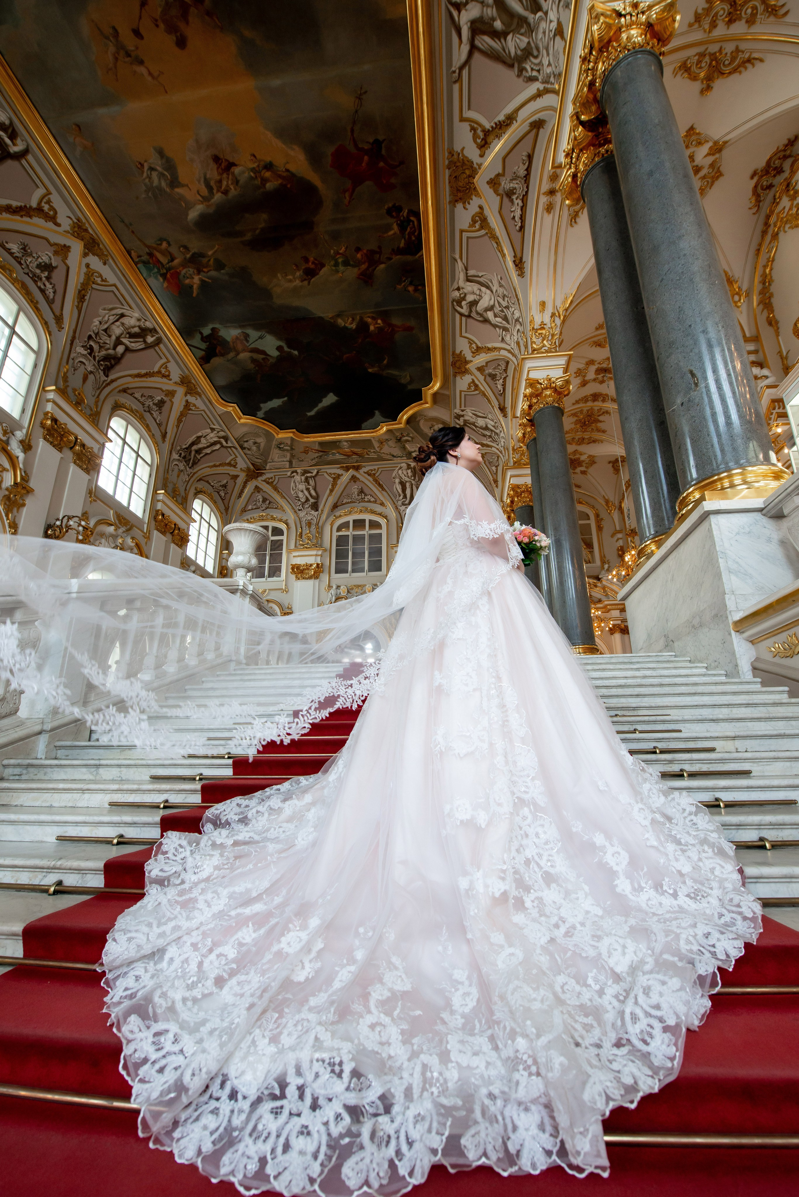 Самая красивая свадебная фотосессия в Эрмитаже. Лучшие свадебные фотографии в Эрмитажа. Портретный, семейный и свадебный фотограф в Санкт-Петербурге и в Пушкине Ширяев Денис