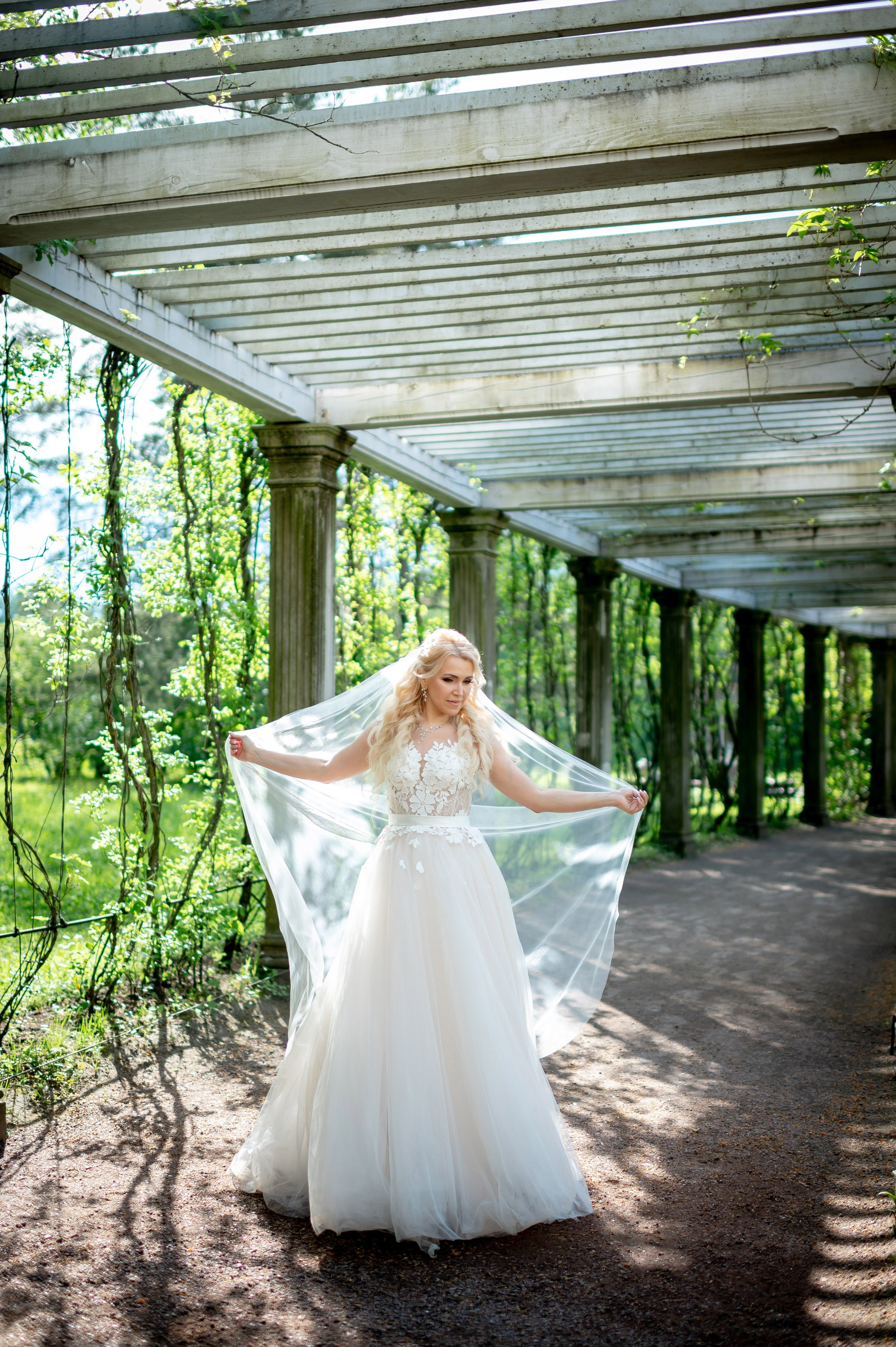 Евгения (фотосессия с малиновым chevrolet camaro, в сирени в Пушкине в Екатерининском парке). Портретный, семейный и свадебный фотограф в Санкт-Петербурге и в Пушкине Ширяев Денис