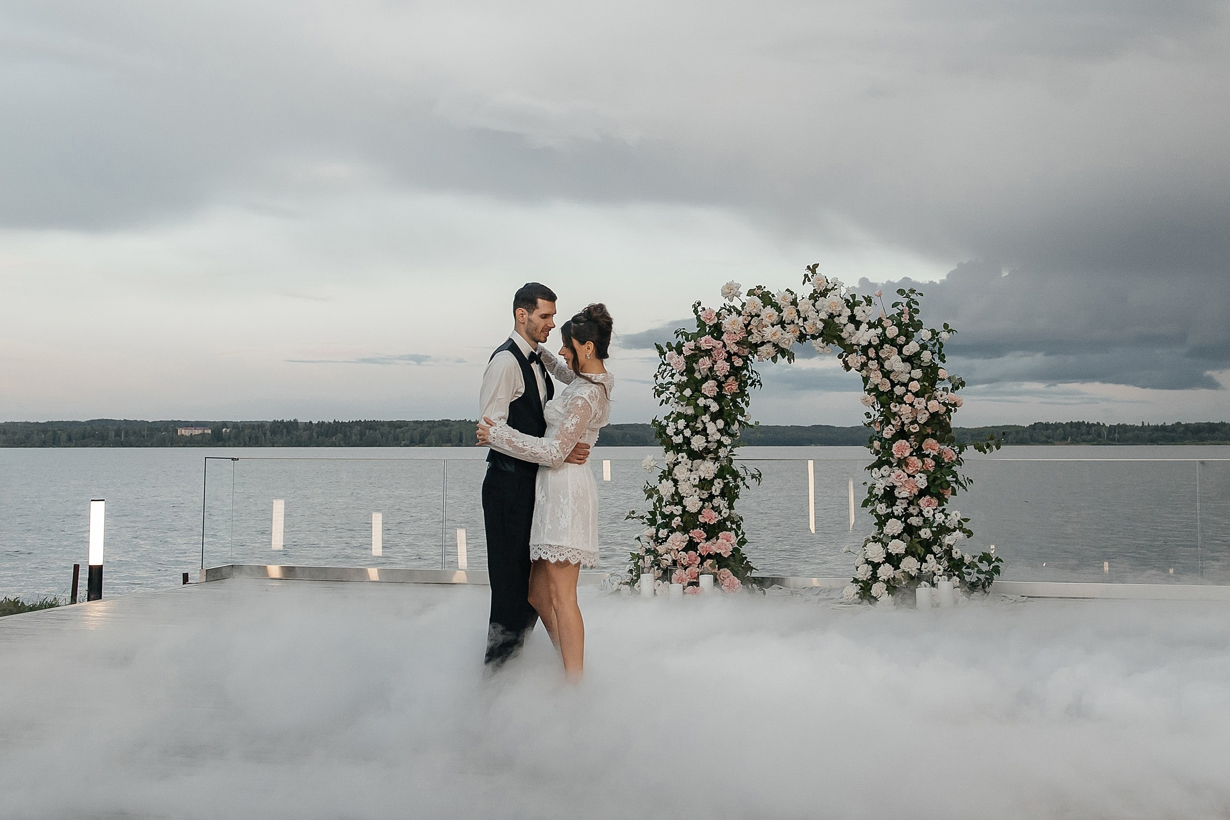 Свадебный танец с тяжелым дымом на площадке THE SUN LAKE VERANDA EVENT на озере Сенеж Солнечногорск