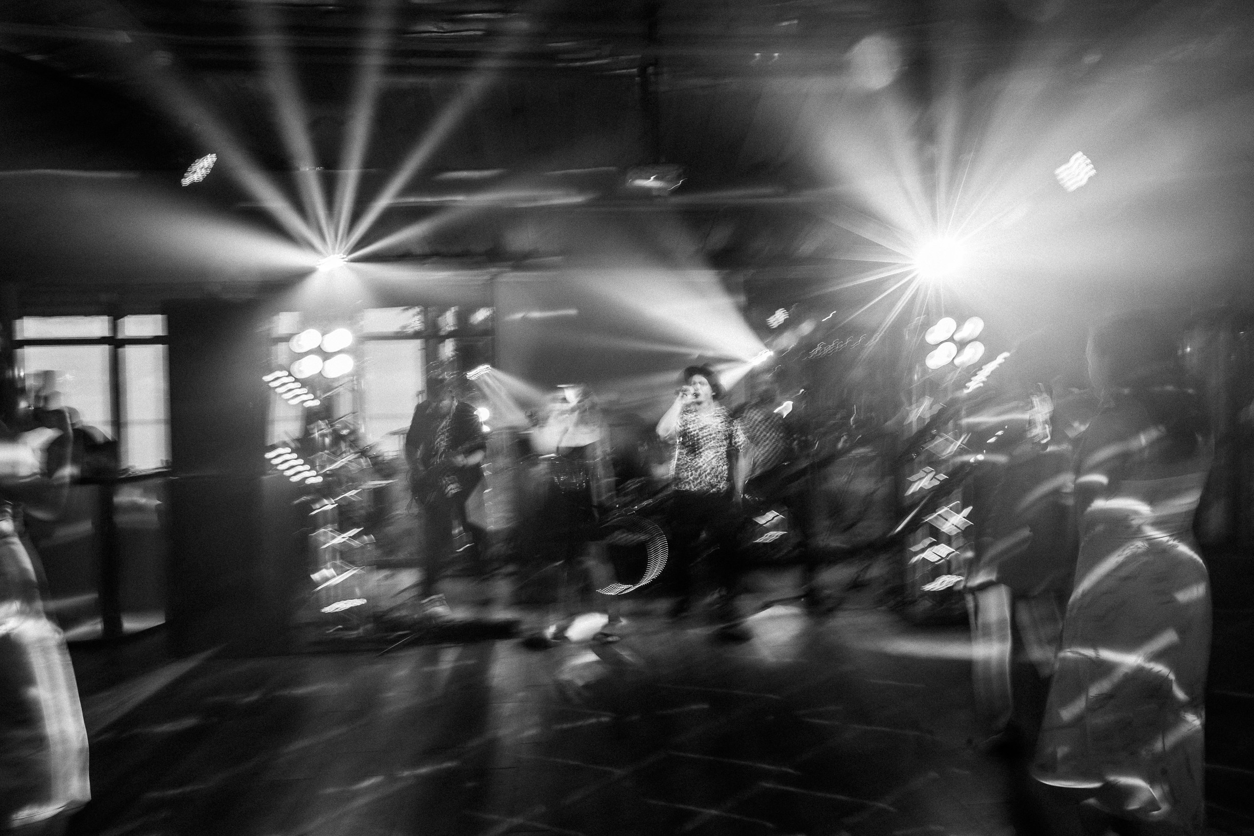 Здравствуйте! Я&nbsp;свадебный фотограф из&nbsp;Ульяновска, работаю в&nbsp;том числе по&nbsp;всей России и&nbsp;с&nbsp;выездом за&nbsp;границу. Снимаю свадьбы, lovestory, корпоративы, светский репортаж. Провожу обучение по&nbsp;фотографии, мастер-классы и&nbsp;воркшопы для других фотографов.