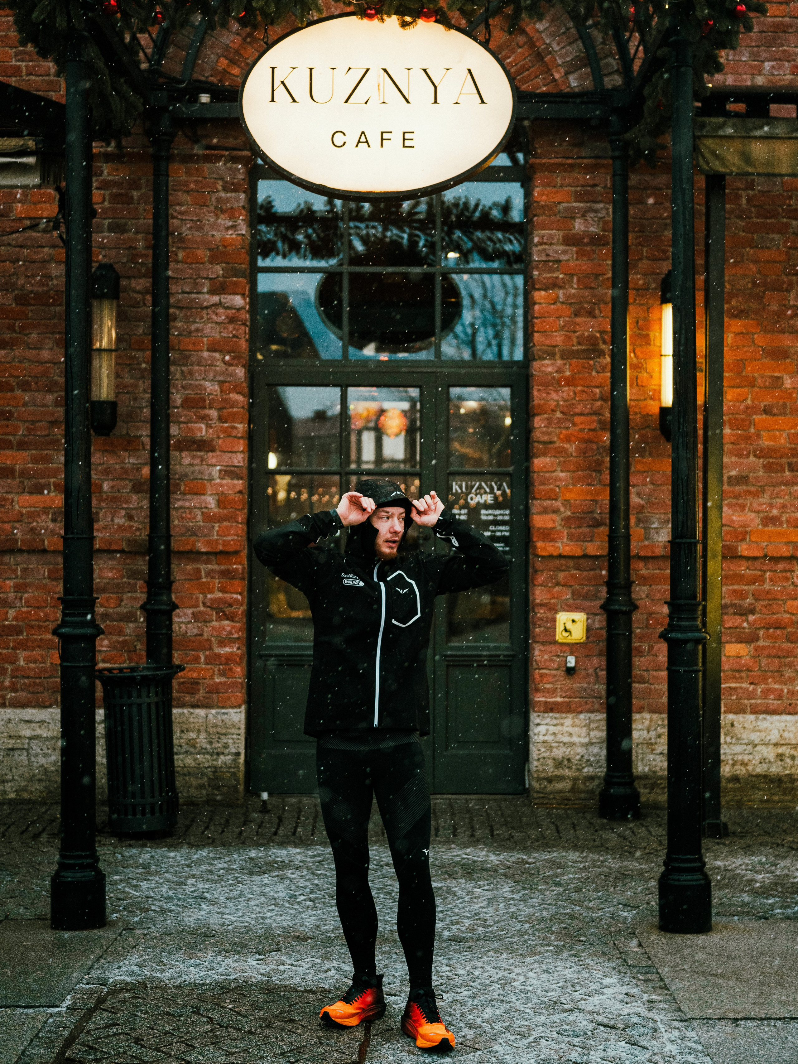 Social Run Community x Anta. Зимняя городская новогодняя фотосессия спортивной одежды от бегового клуба social run community. Портретный и репортажный фотограф в Санкт-Петербурге Смоляков Максим