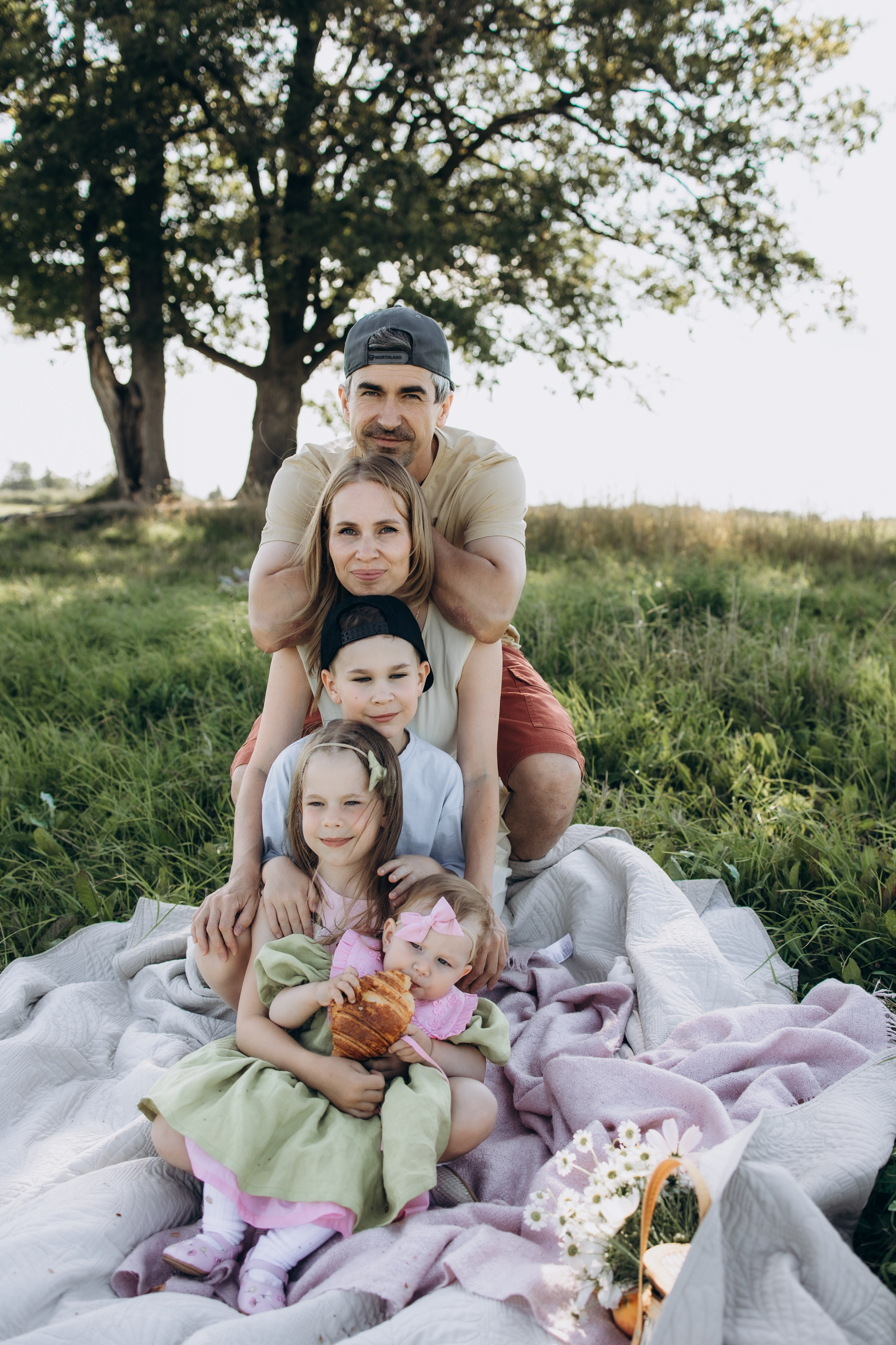 Годик у одинокого дерева. Свадебный и семейный ньюборн newborn фотограф, фотограф новорождённых в Санкт-Петербурге, Пушкине, Павловске. Павлова Анастасия