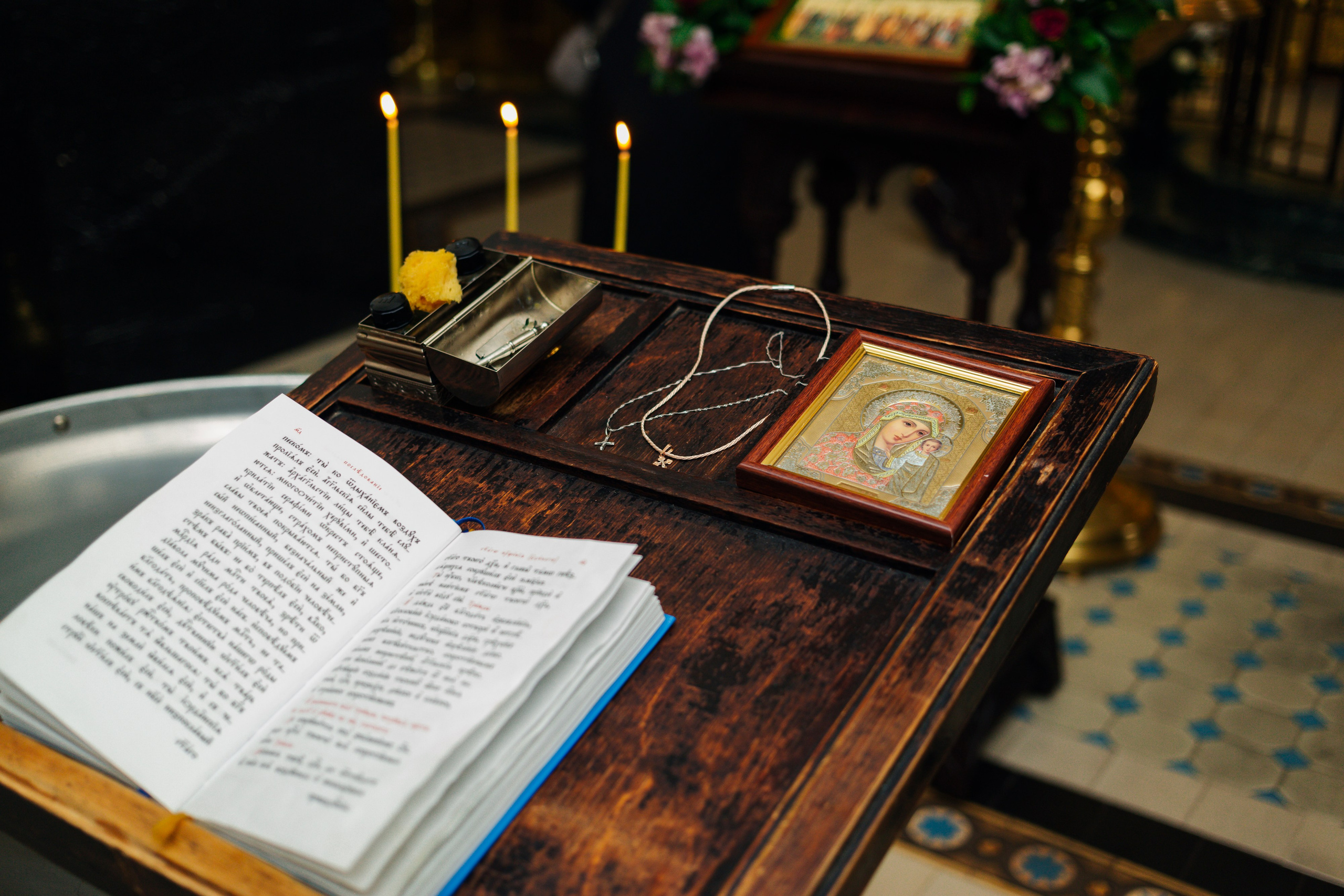 в каком храме лучше крестить ребенка — атмосфера, расположение, правила, Современная крестильная купель для полного погружения. На что обратить внимание при выборе храма, Вместительный и светлый зал храма — ключевой фактор при выборе места для крещения с большим числом гостей, купель в храме Невского района Санкт-Петербурга