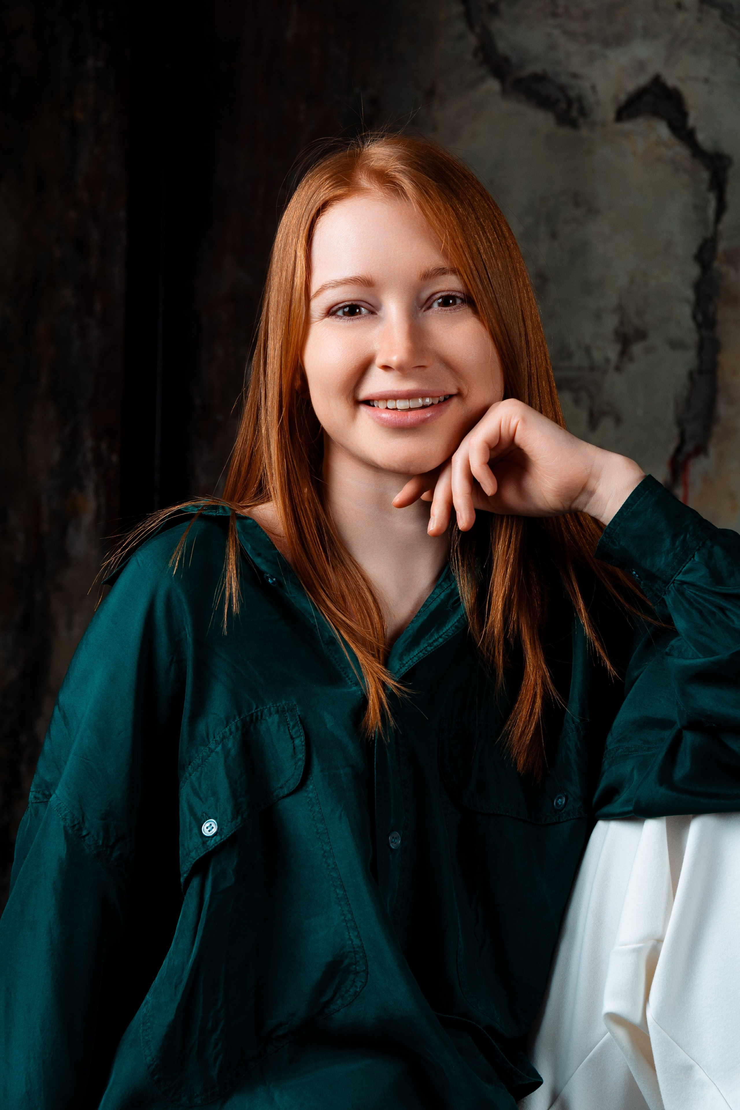 девушка с рыжими волосами и зеленой рубашке
