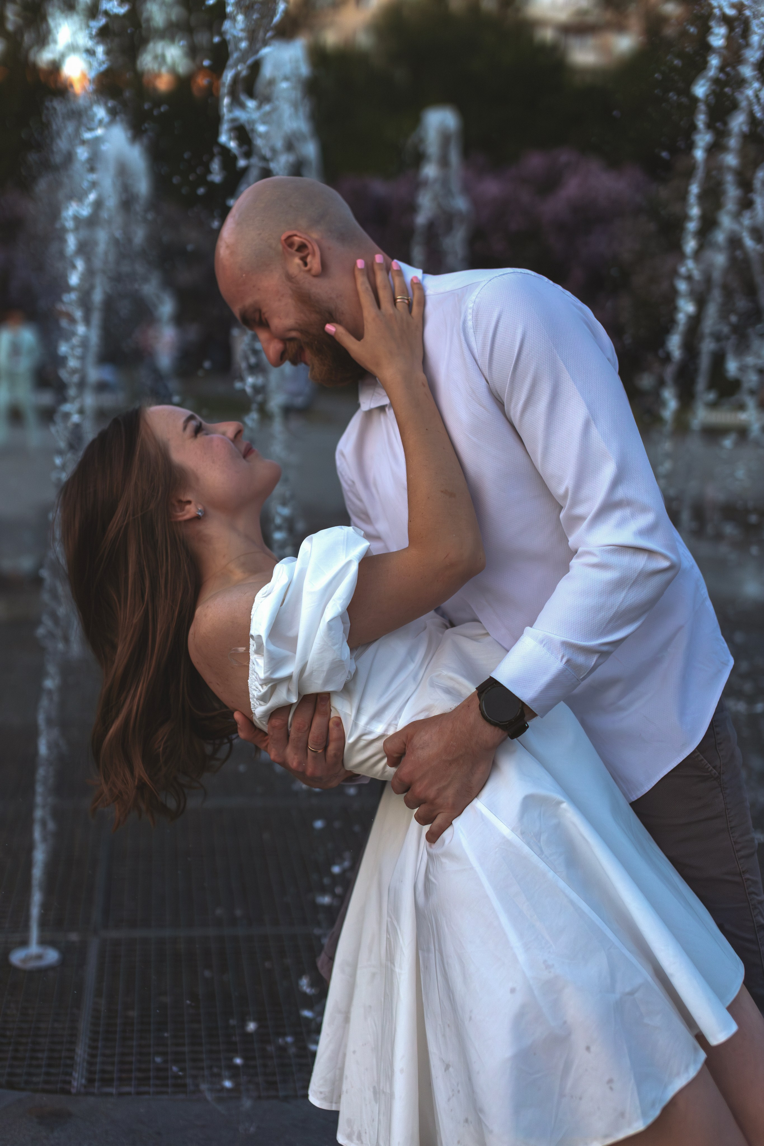 Романтическая фотосессия пары у фонтана: Идеи и вдохновение. Семейный фотограф в Москве 📸