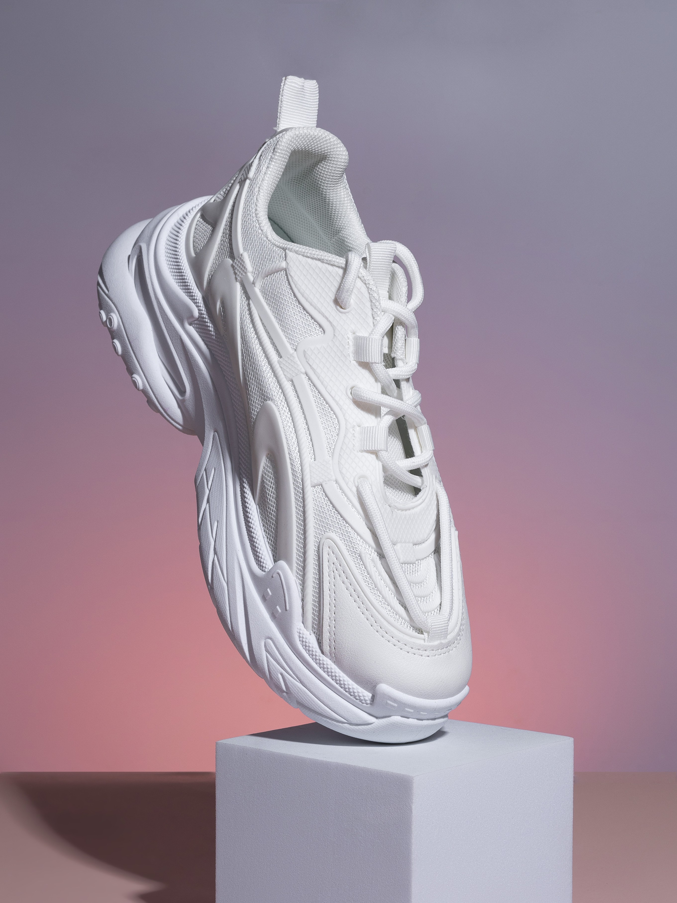 Имиджевая предметная фотосъемка для маркетплейсов, предметный фотограф казань, предметная фотосессия для маркетплейсов,  фотосъемка обуви, белые кроссовки