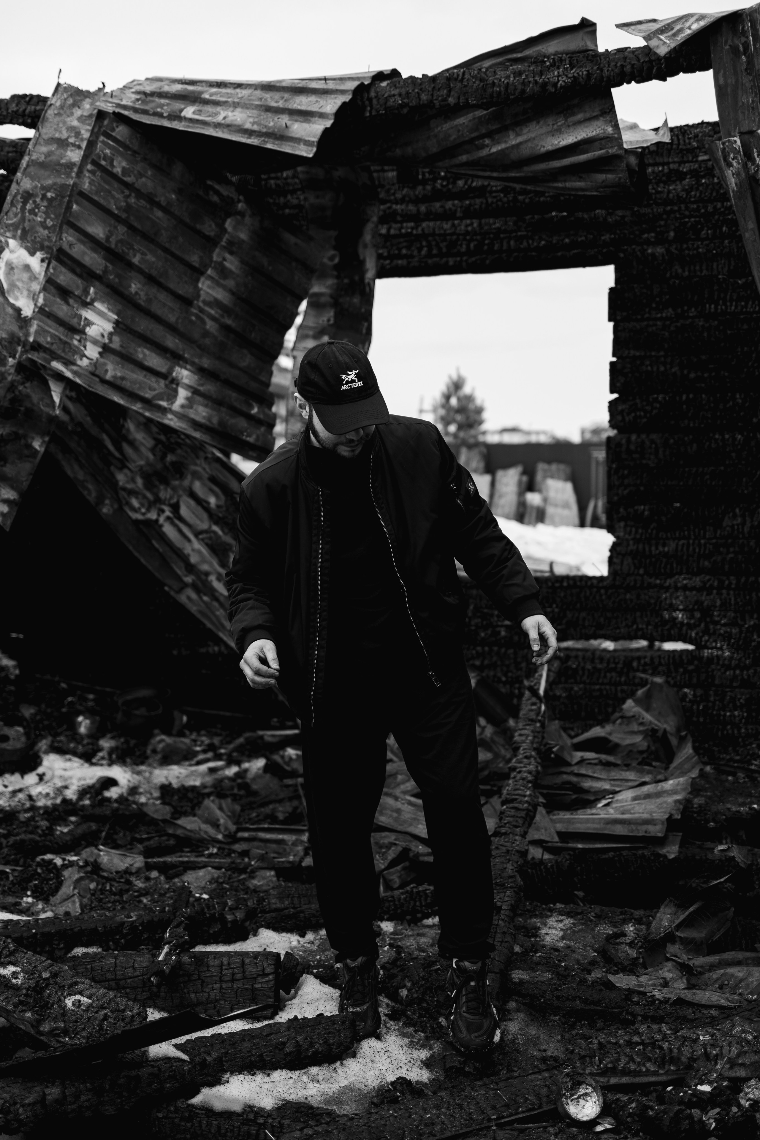 Илья за 1 час до сноса дома, который сгорел у нас в 2023. Семейный фотограф Надежда Каримова | Иркутск Байкал Аршан