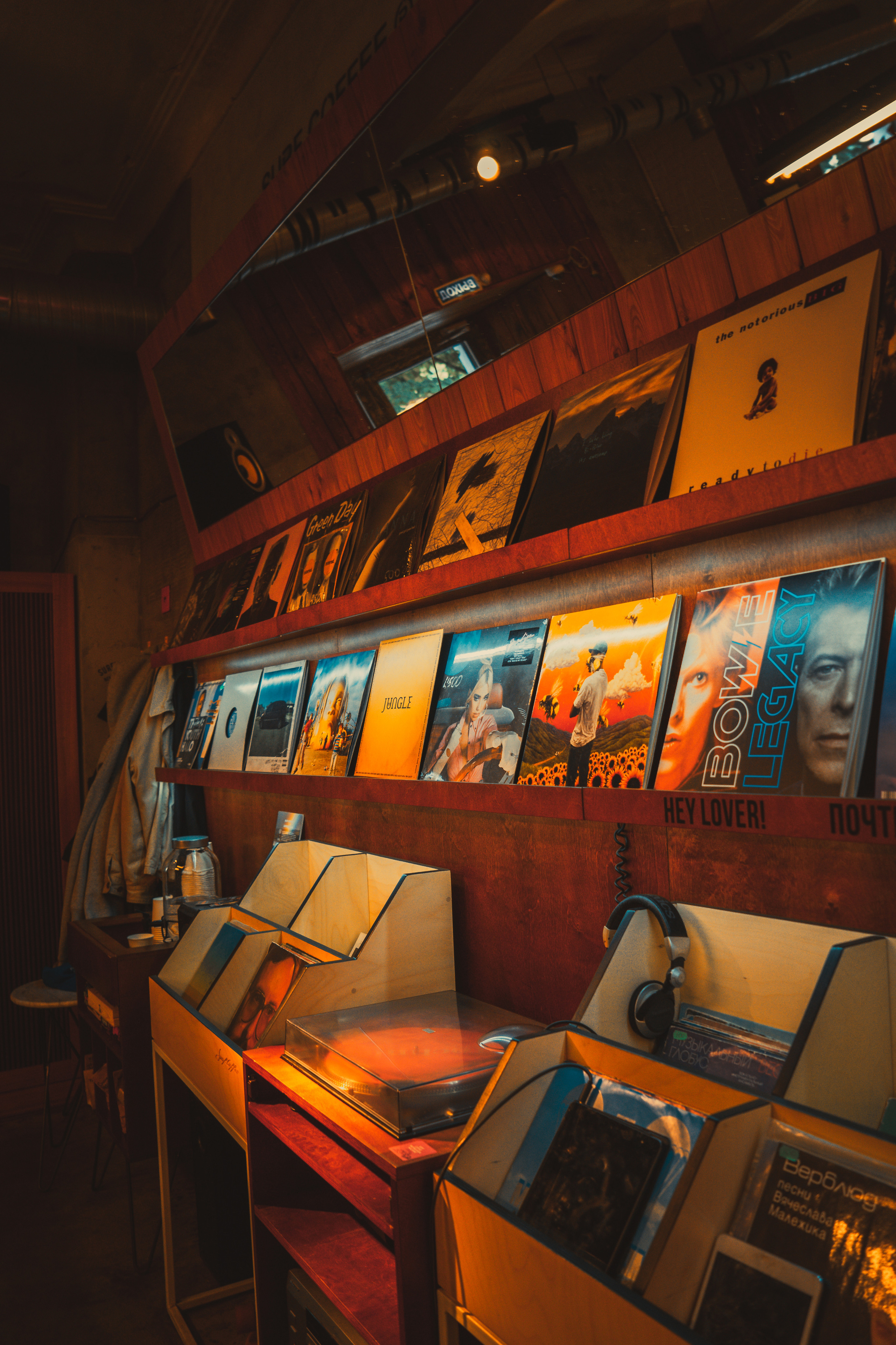 Surf Coffee x VINYL — Интерьер. KiPPER Gallery — Фотограф