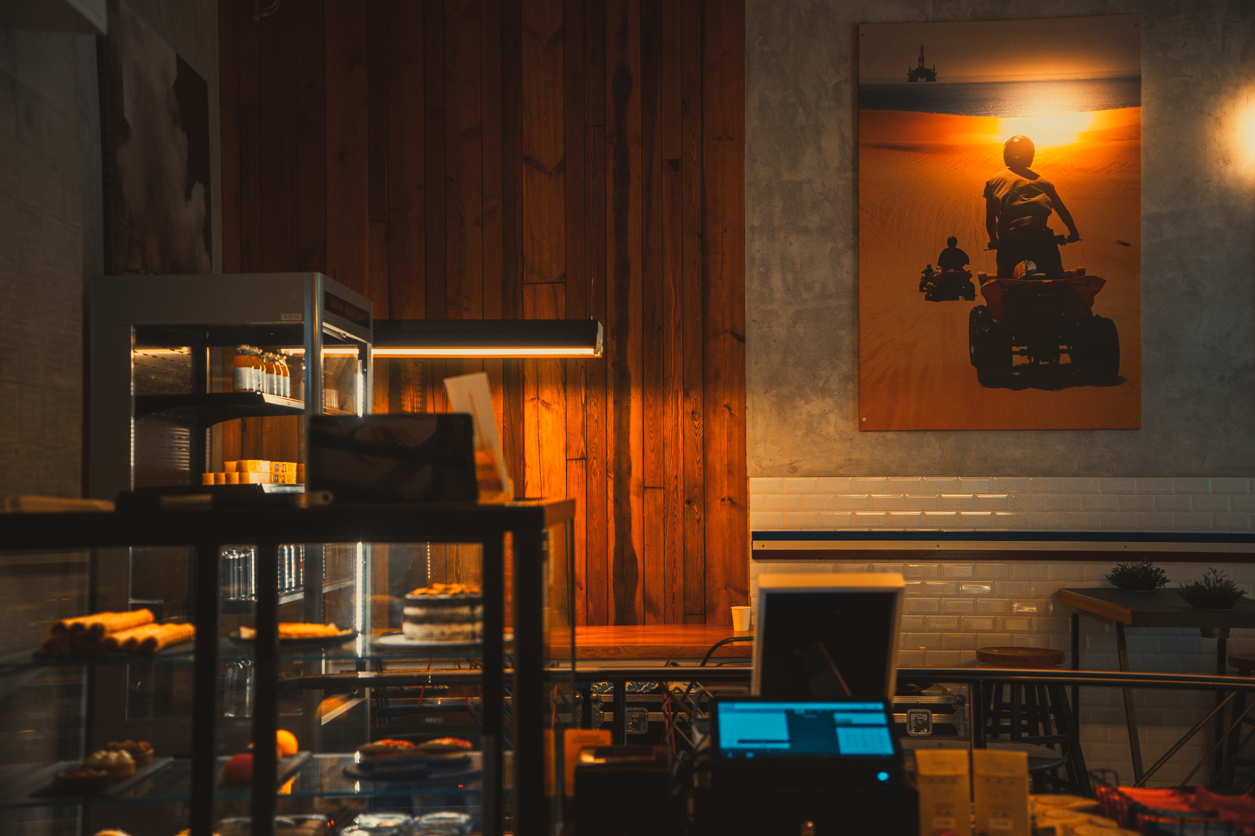 Surf Coffee x VINYL — Интерьер. KiPPER Gallery — Фотограф