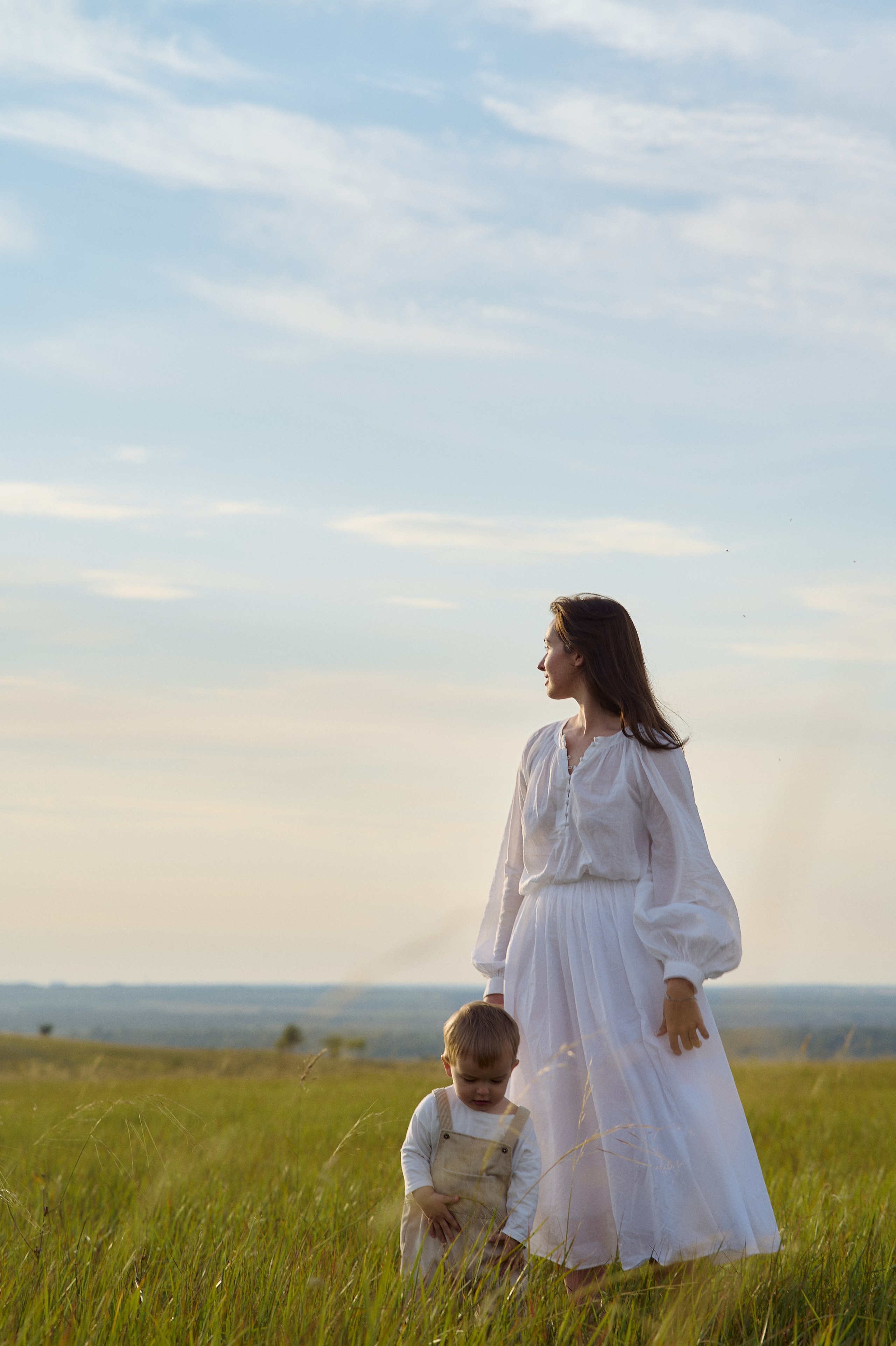 Шамиль, Аня и Марс в поле с барашками. Семейный и свадебный lifestyle-фотограф в Москве Мария Петрова