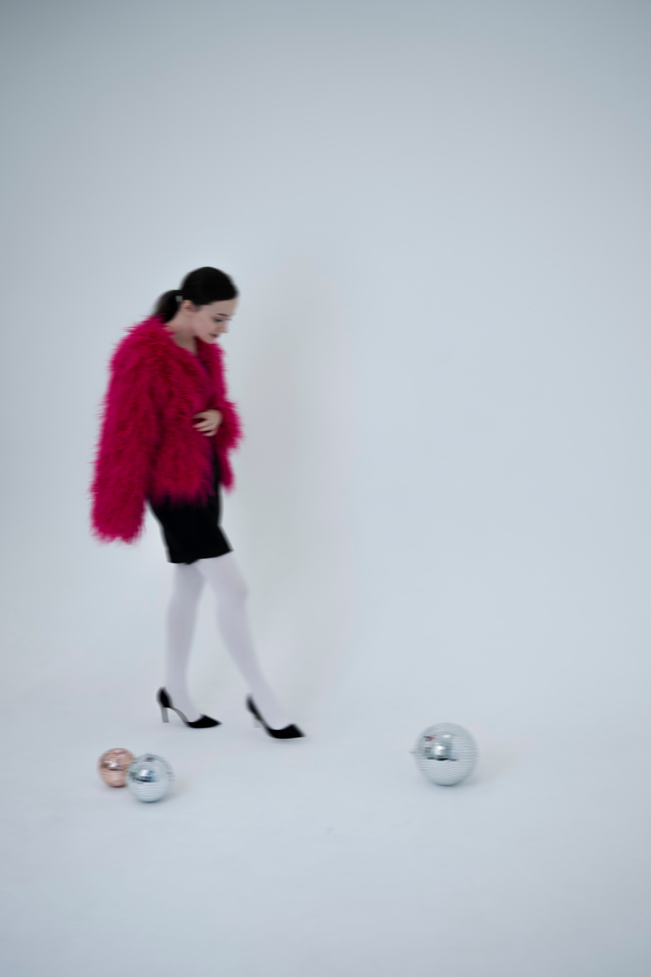 ДЕВОЧКА НА ШАРЕ. Главная