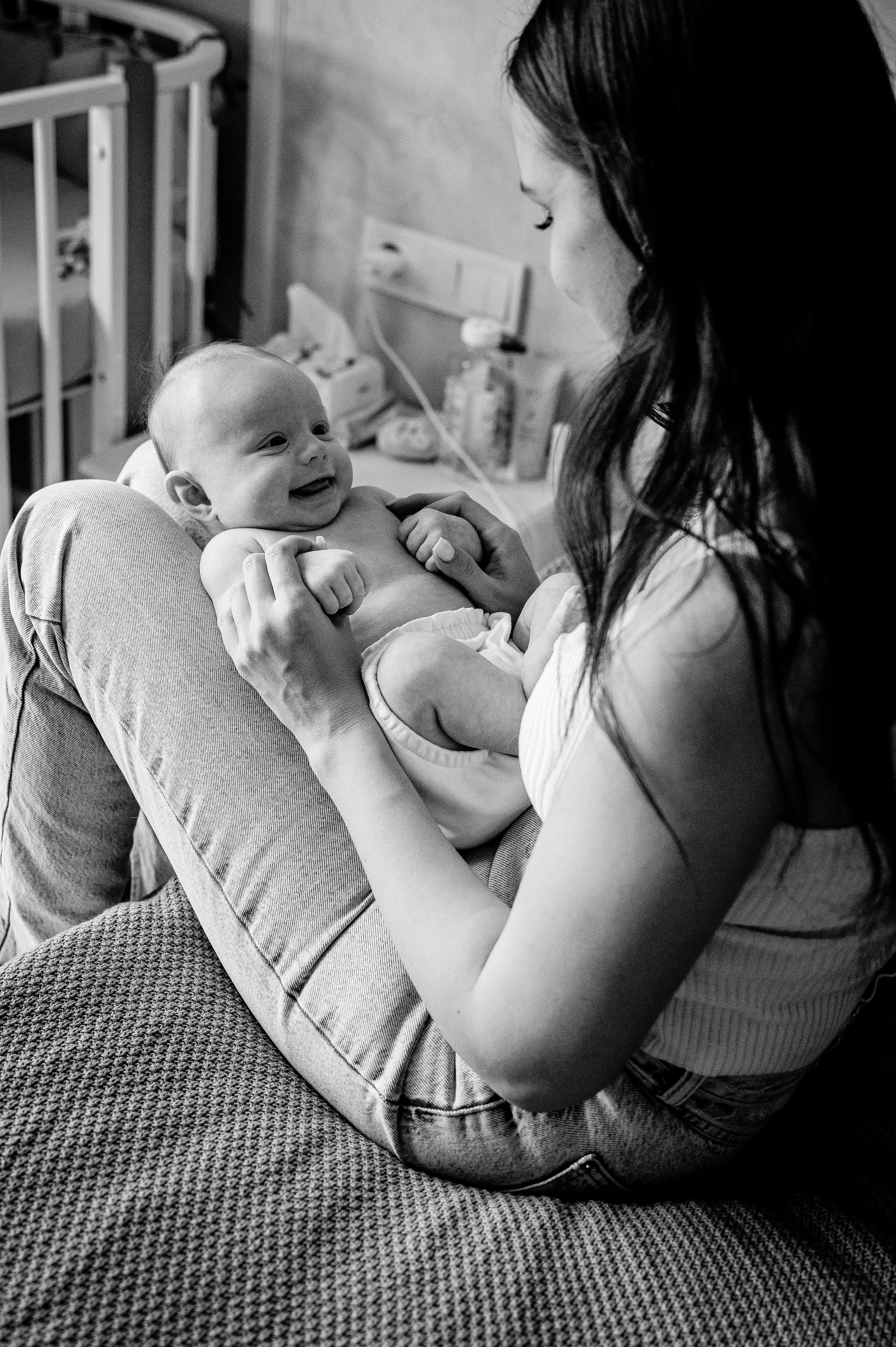 Малышка Зои с мамой и бабушками. Фотограф беременности и семьи, домашние съемки, Ньюборн