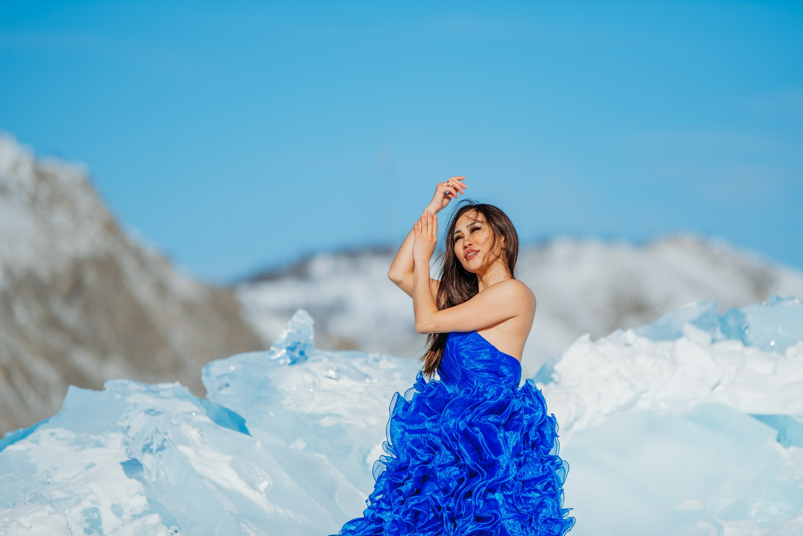 Платье со шлейфом синее на фотосессию на Байкале. Ольга Ли свадебный семейный фотограф Иркутск