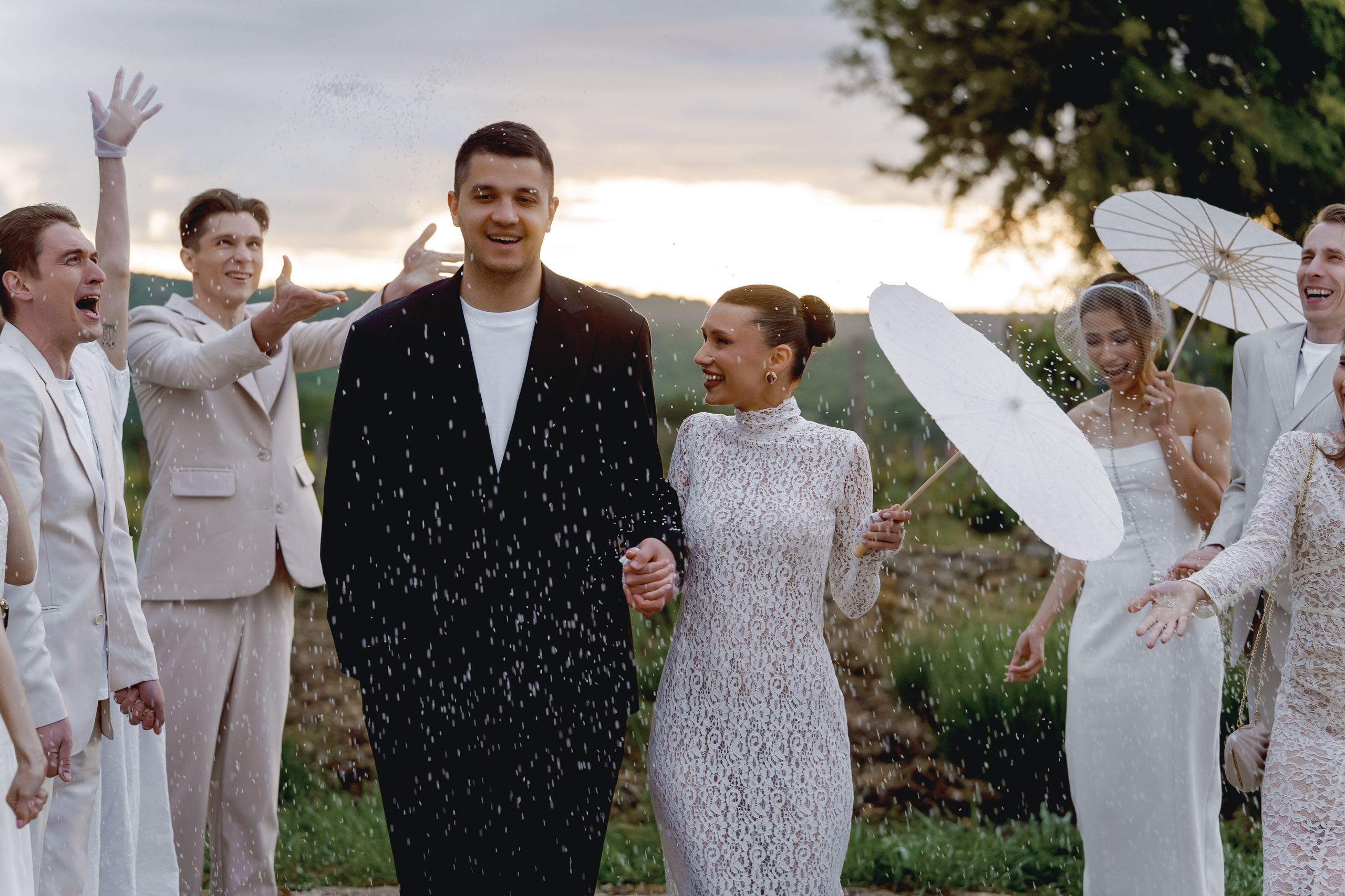 Свадебная церемония красивой пары в Анапе на винодельне