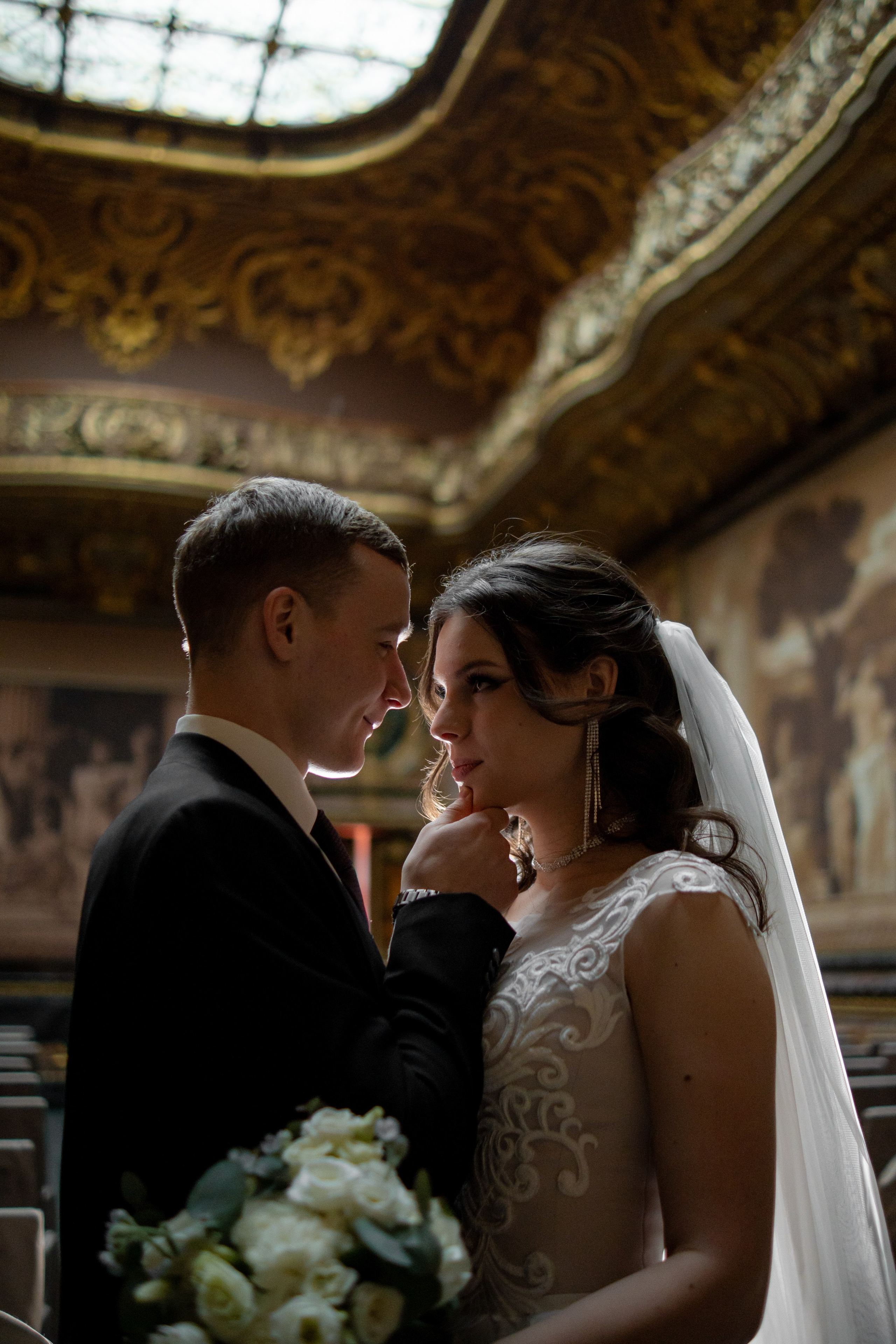 Свадебная фотосессия в Санкт-Петербурге в Особняке Половцева или Дом Архитектора. Жених стоит лицом к невесте в зале театра в полный рост.