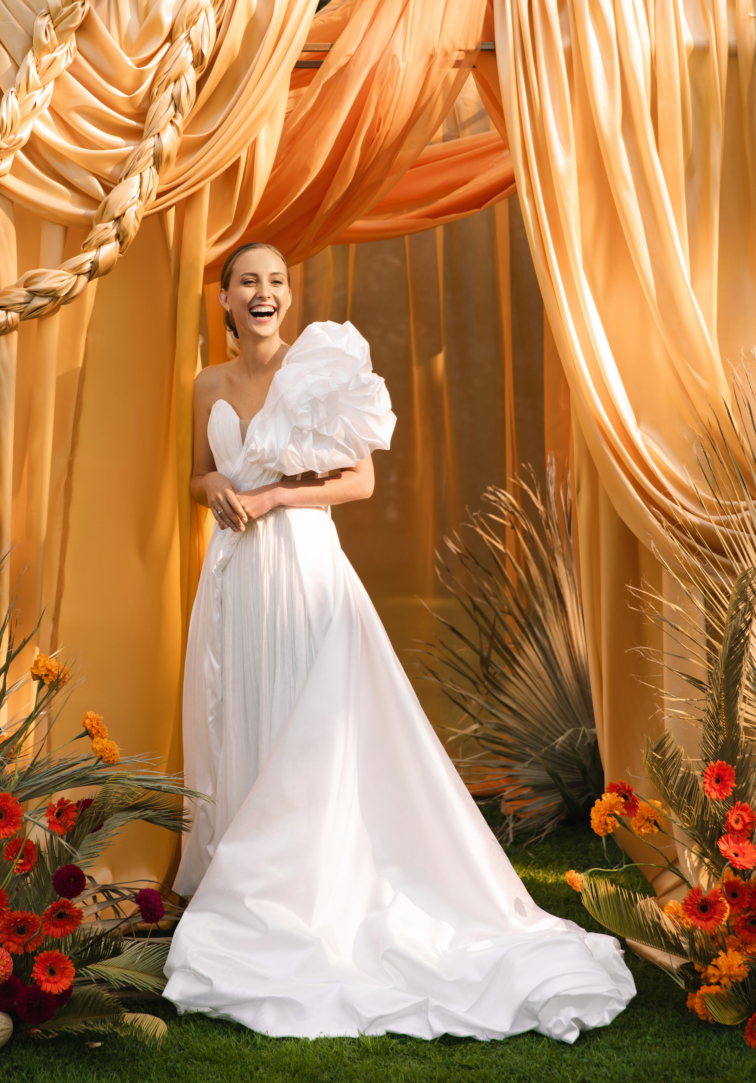 В ЛУЧАХ ЗАКАТА НА БЕРЕГУ МОРСКОМ