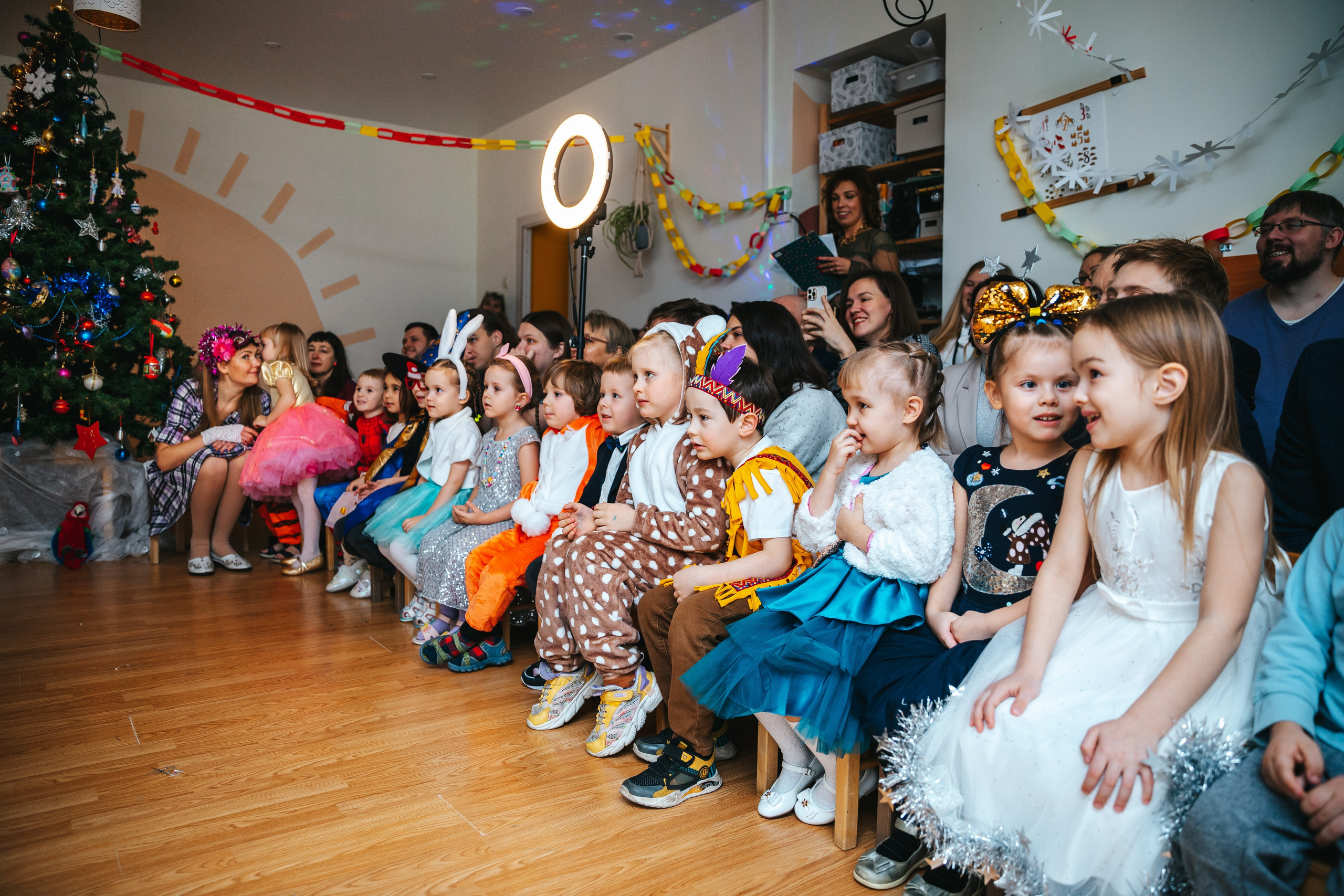 Новогодний утренник в Монтессори-садике. Семейный lifestyle фотограф в Санкт-Петербурге Людмила Пахомова