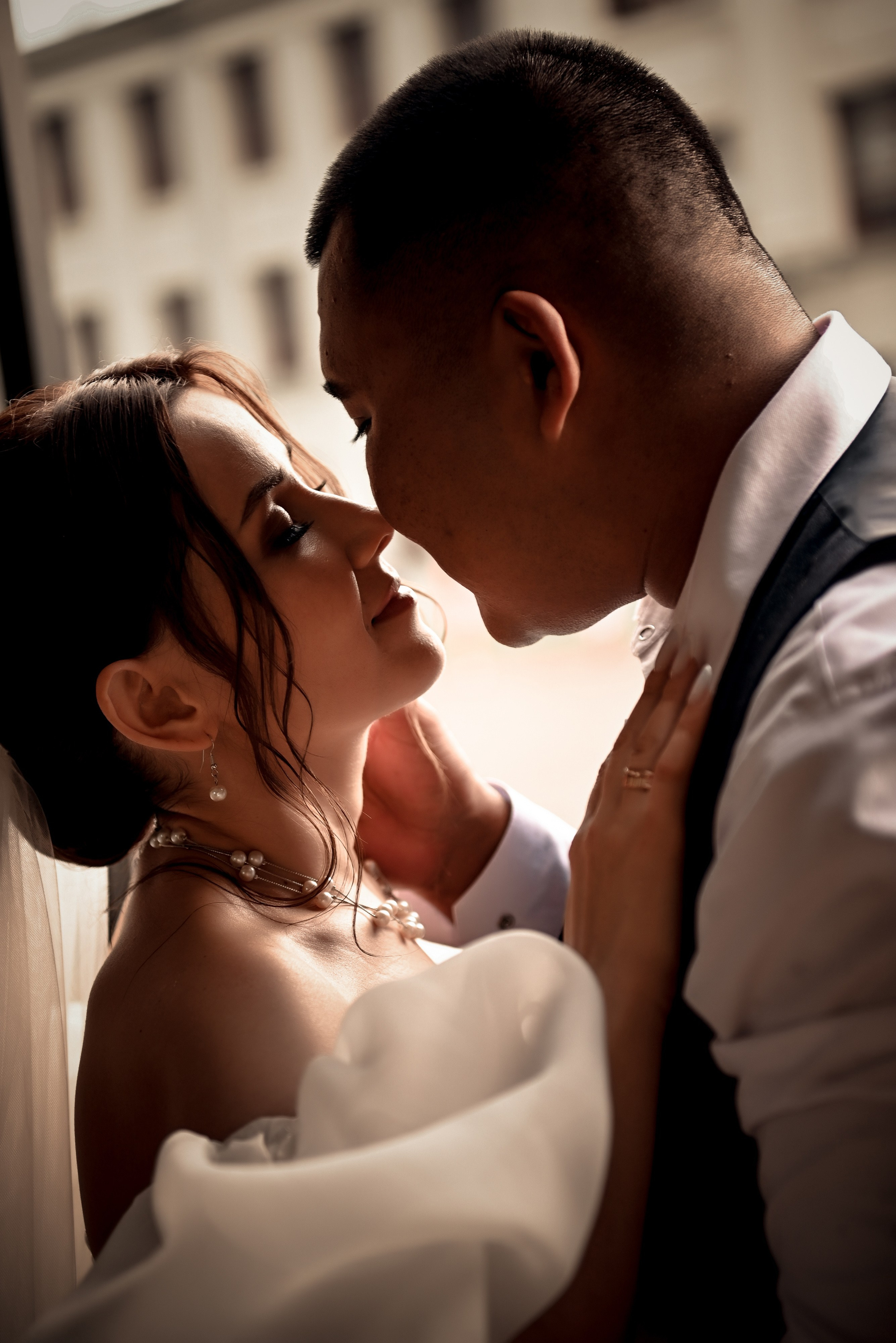 Небольшая свадебная серия в музее и прогулкой под дождем Эльмиры и Ризата. Свадебный, семейный, детский, контент фотограф в Омске Максим Ильин