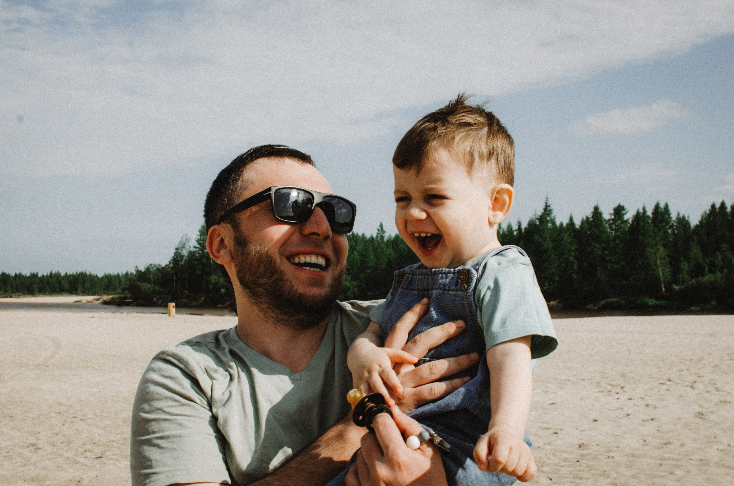 Адам с папой на пляже