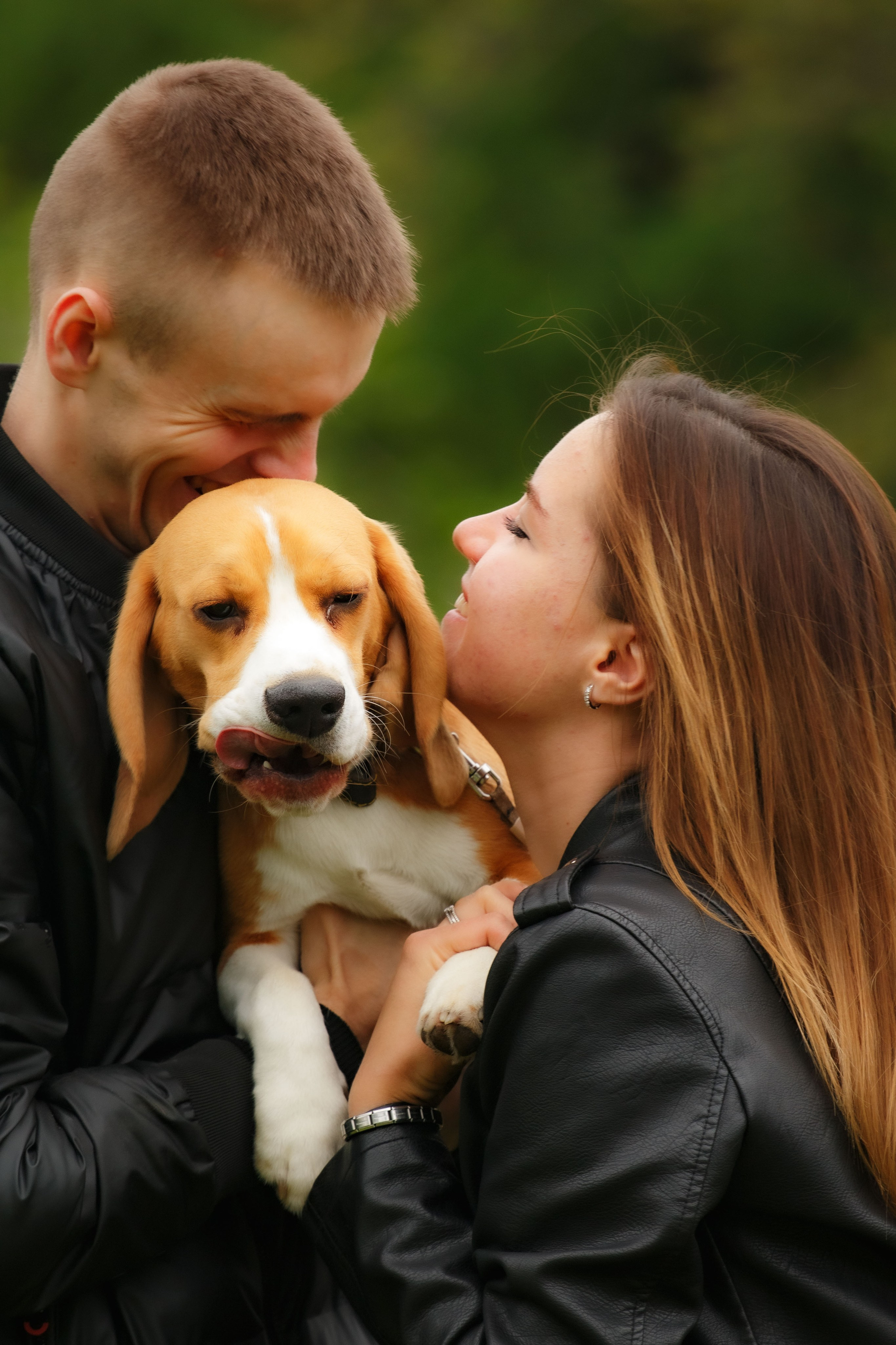 Бигль Старк и его хозяева Яна и Евгений. Фотограф Екатерина Козловская