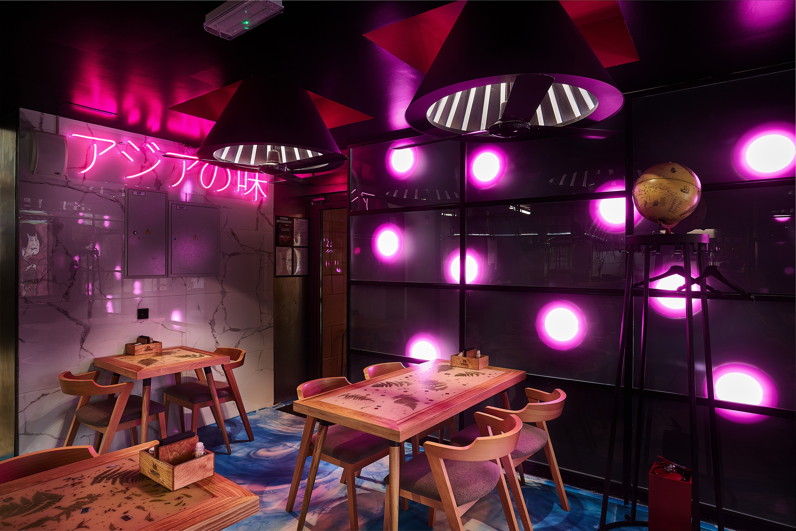 Интерьер ресторана паназиатской кухни Umami Mise Московском рынке. Фотосъемка интерьеров в Санкт-Петербурге. Интерьерный фотограф Максим Николаев