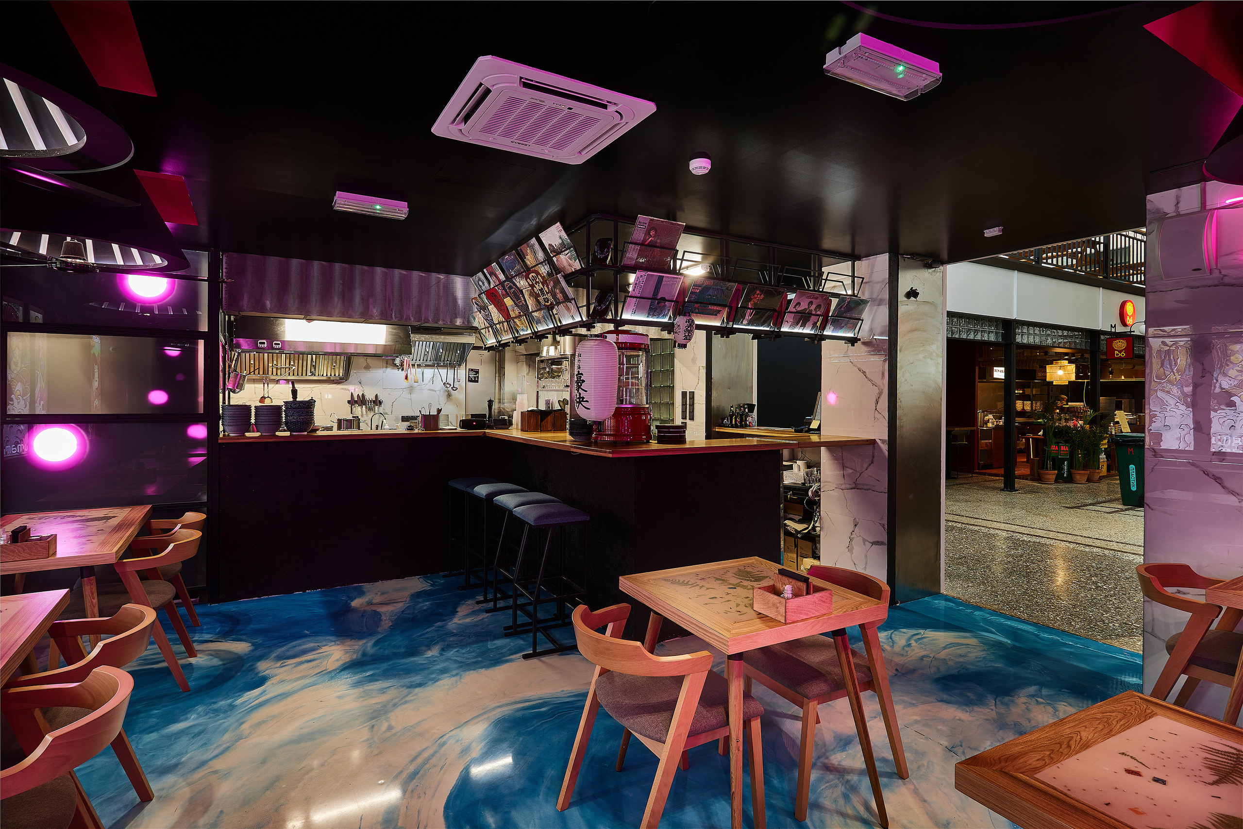 Интерьер ресторана паназиатской кухни Umami Mise Московском рынке. Фотосъемка интерьеров в Санкт-Петербурге. Интерьерный фотограф Максим Николаев