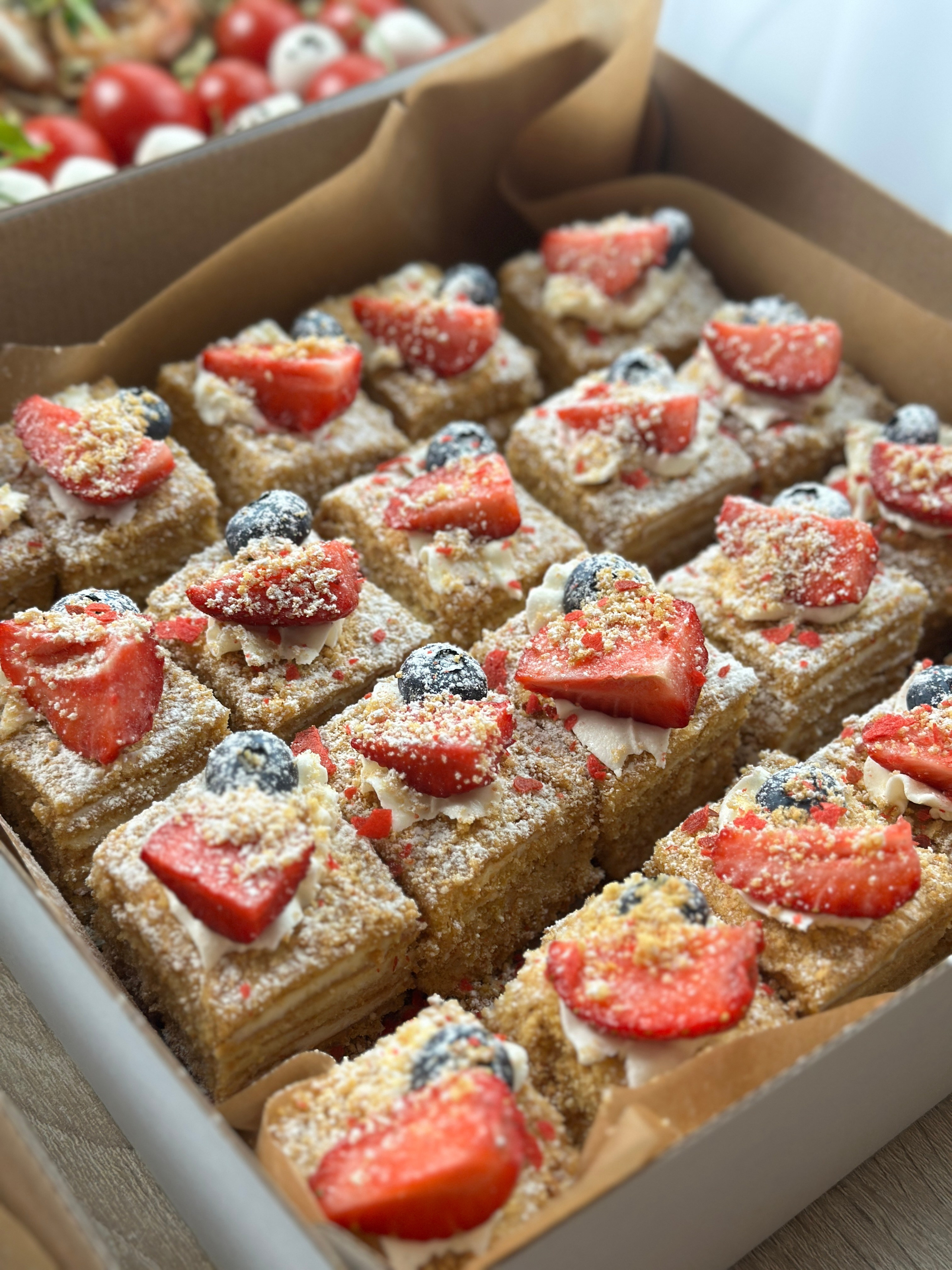 Торты и десерты. Выездной кейтеринг, съедобные букеты, торты и сладости на заказ