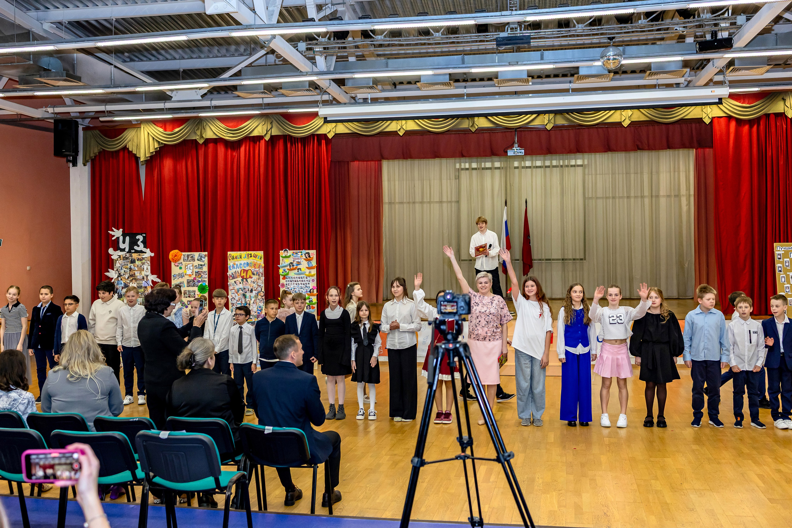 Выпускной праздник в начальной школе. Фотограф и видеограф Москва. Свадебный фотограф, видеограф. Выпускные альбомы. Оживающие альбомы