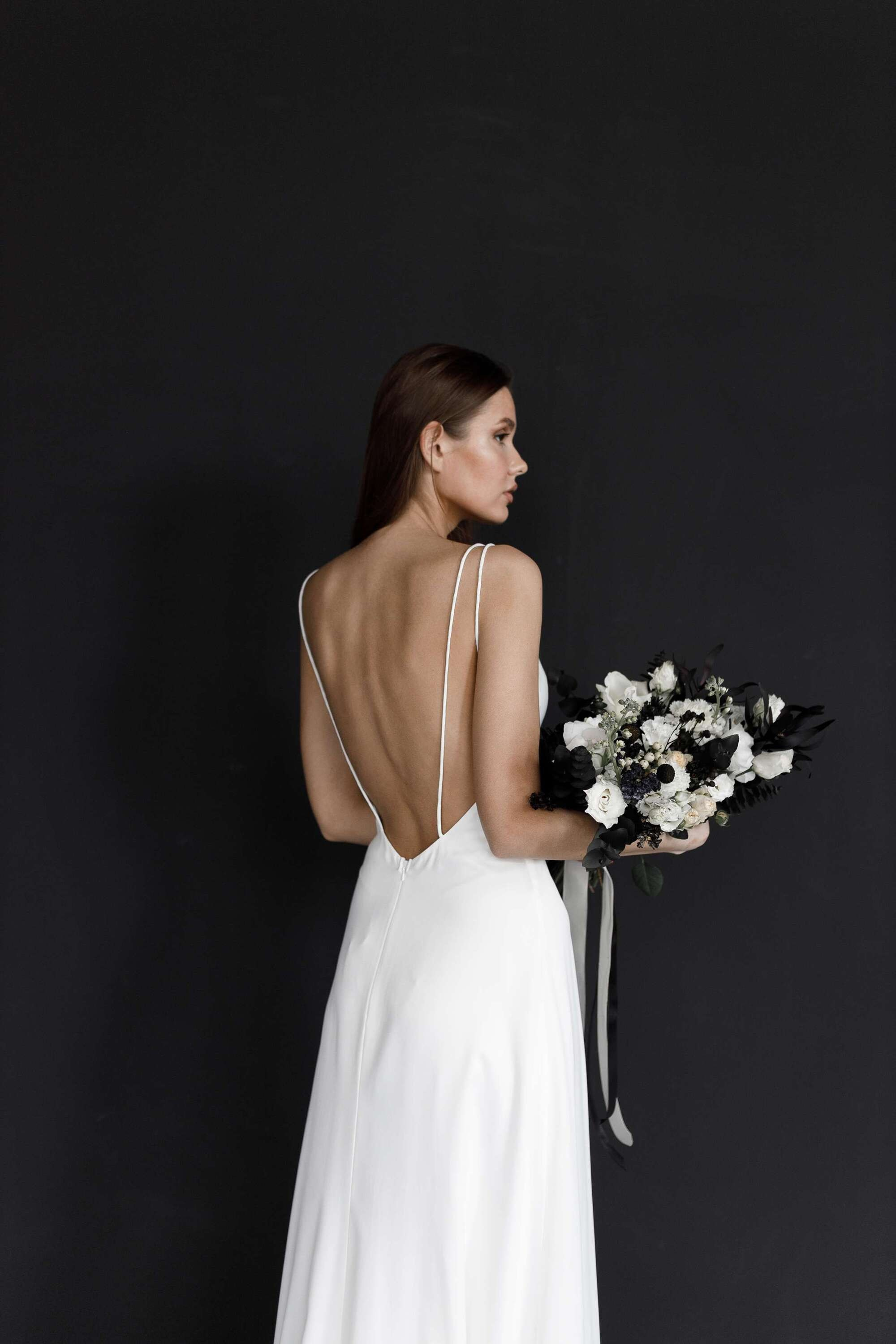 Невеста в темных тонах с черным букетом