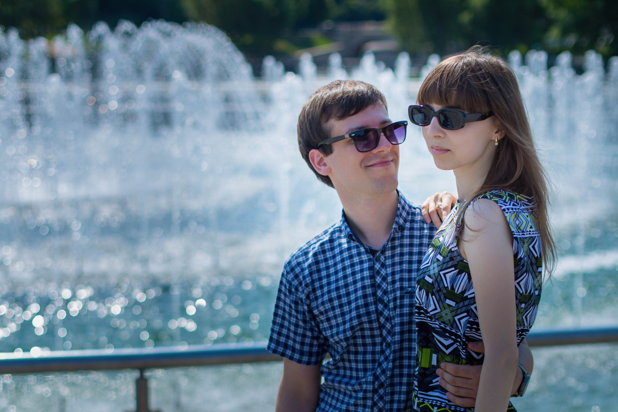 Красивая пара на до свадебной фотосессии лав стори у главного фонтана парка Царицыно