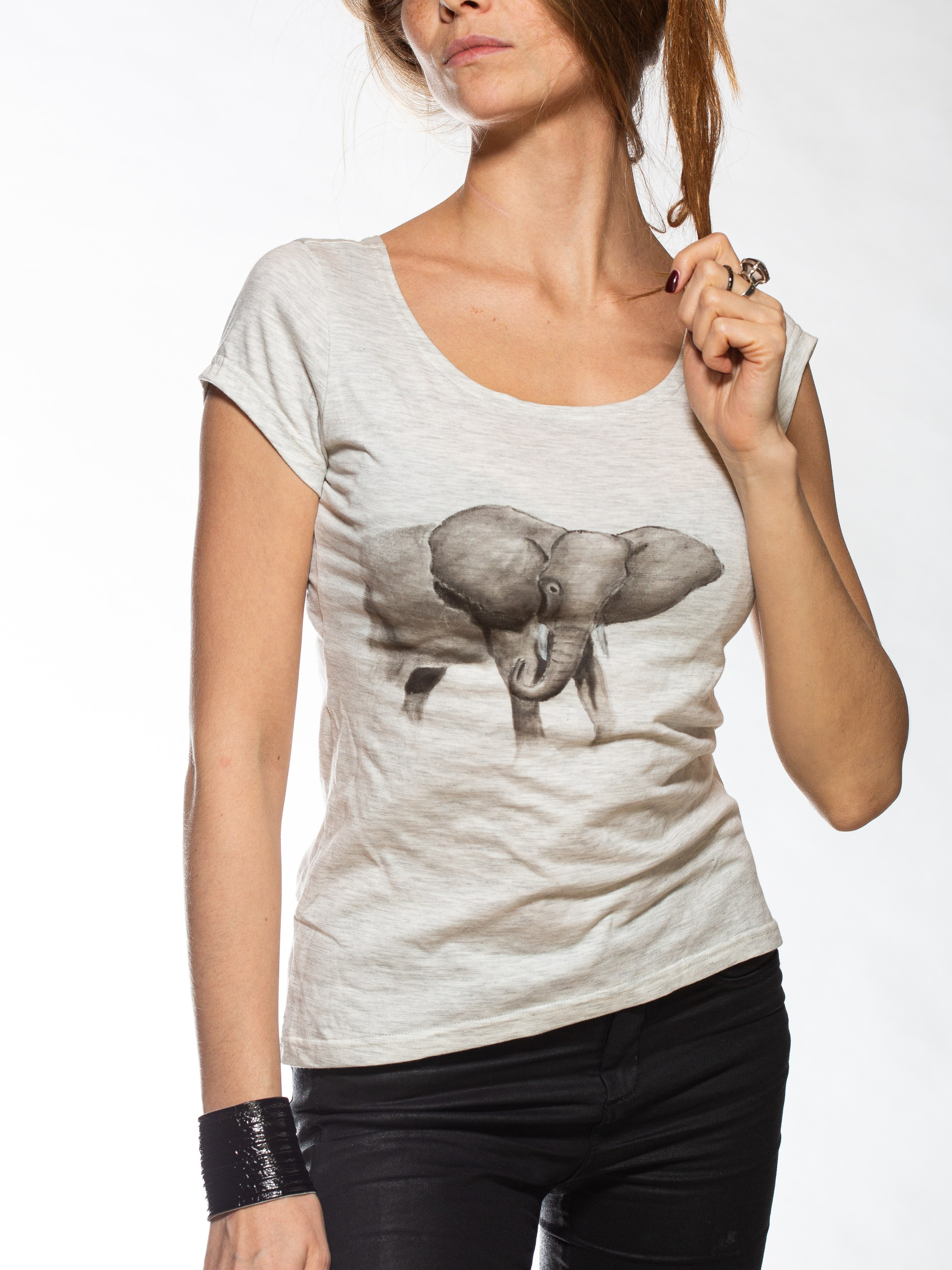 Белая футболка с принтом слона