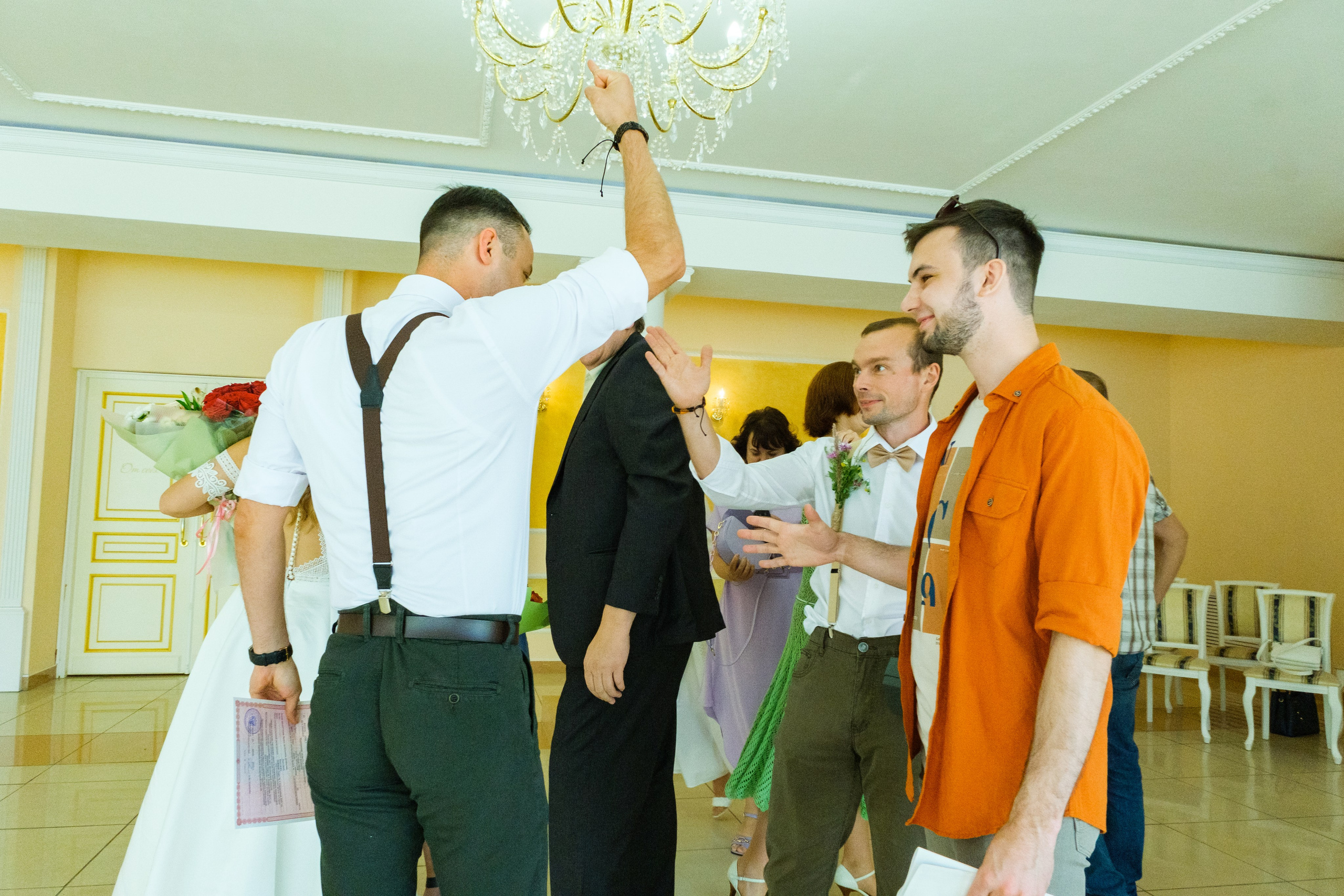 Момент поздравлений от гостей: молодожены принимают поздравления от друзей и семьи, их лица светятся от счастья