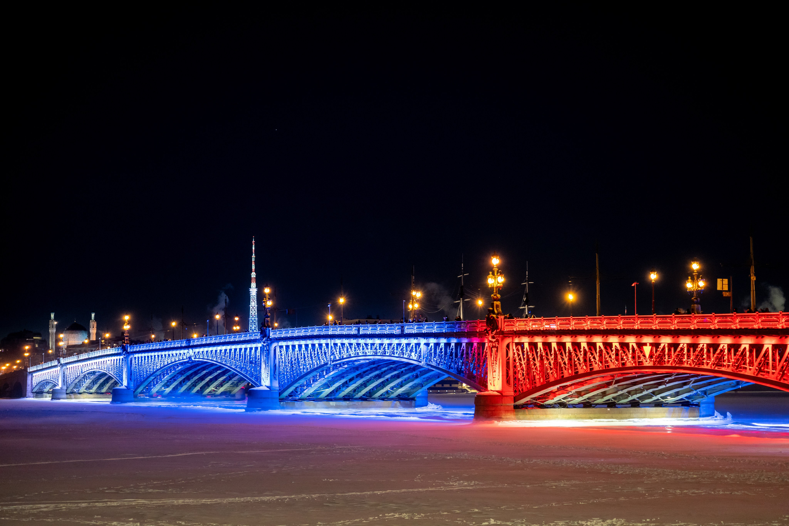Праздничный салют в честь Дня защитника Отечества. Главная