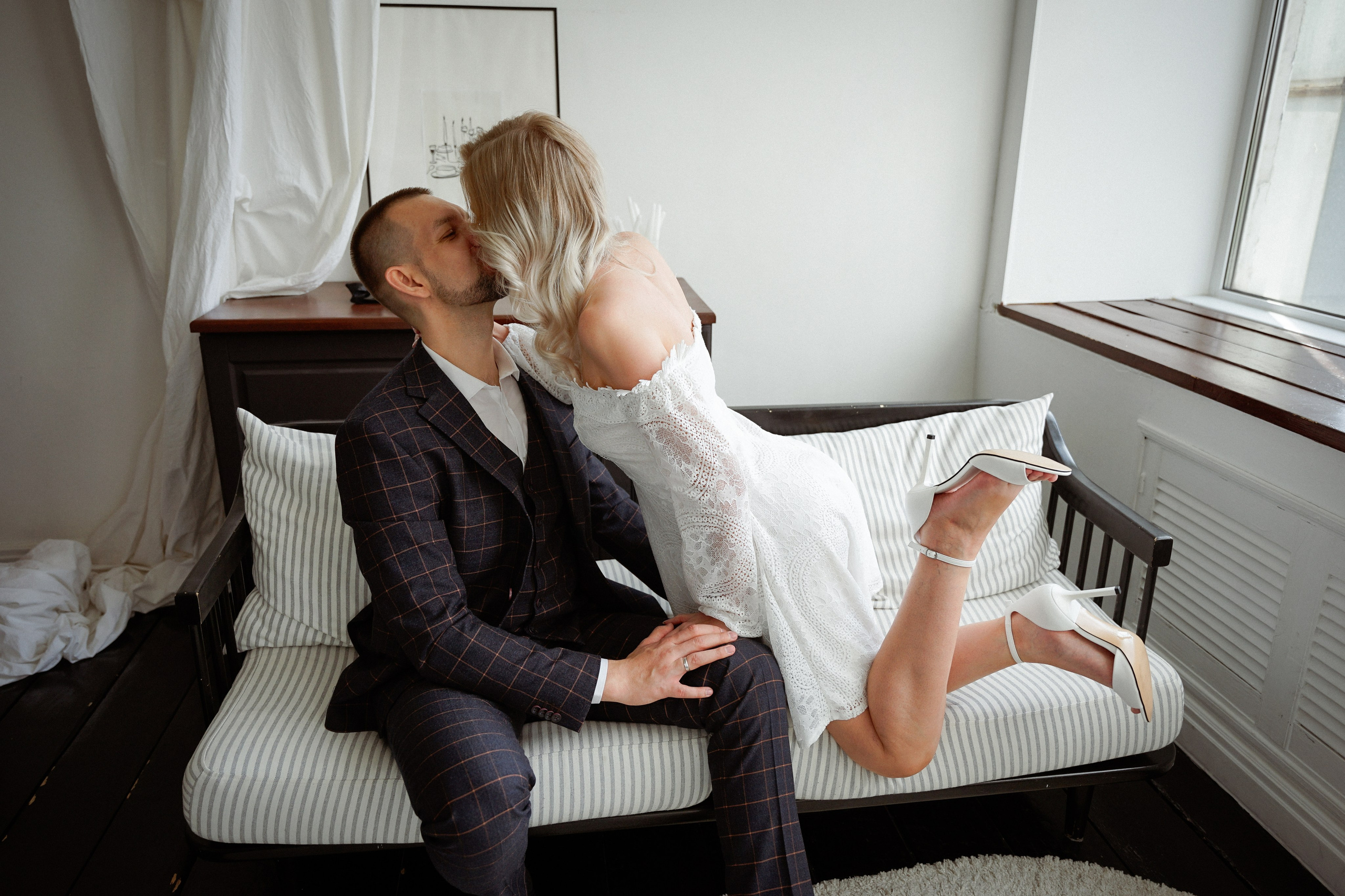 Свадебная фотосессия в студии с темным полом