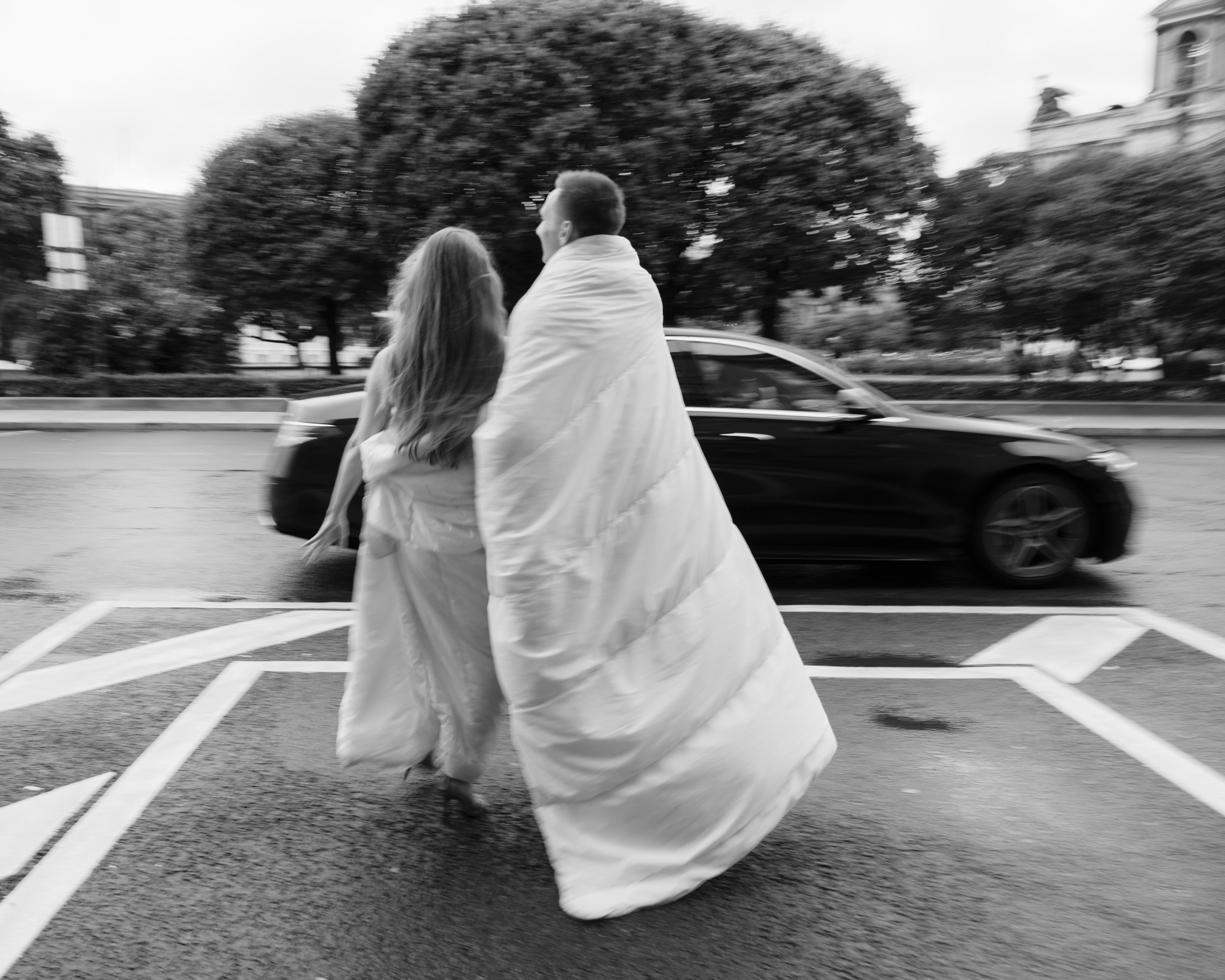 Лавстори прогулка в одеялах по ночному городу летом в Санкт-Петербурге. Фотограф в Санкт-Петербурге Вагнер Юлия