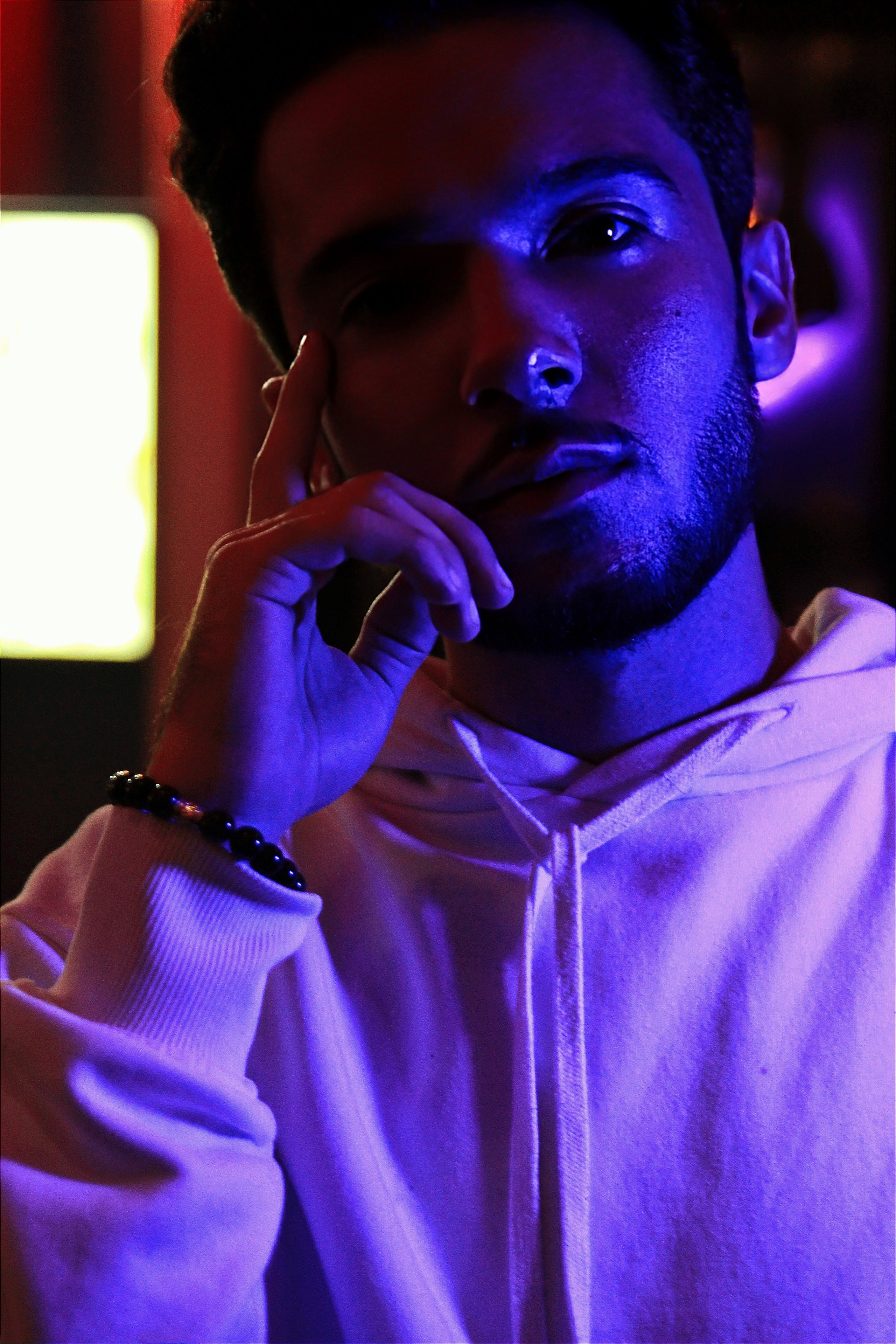 Мужской портрет. Контакты