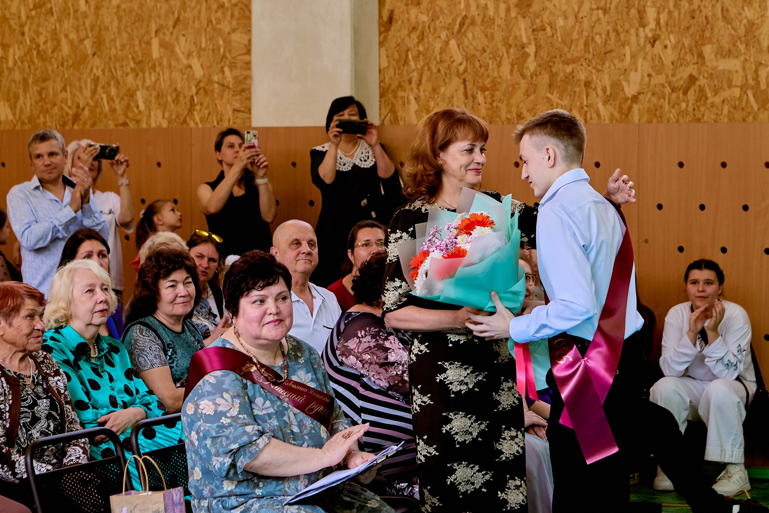 Моменты трепета и радости в день Последнего звонка, фото православного фотографа Николая Голованова, г. Дзержинск.