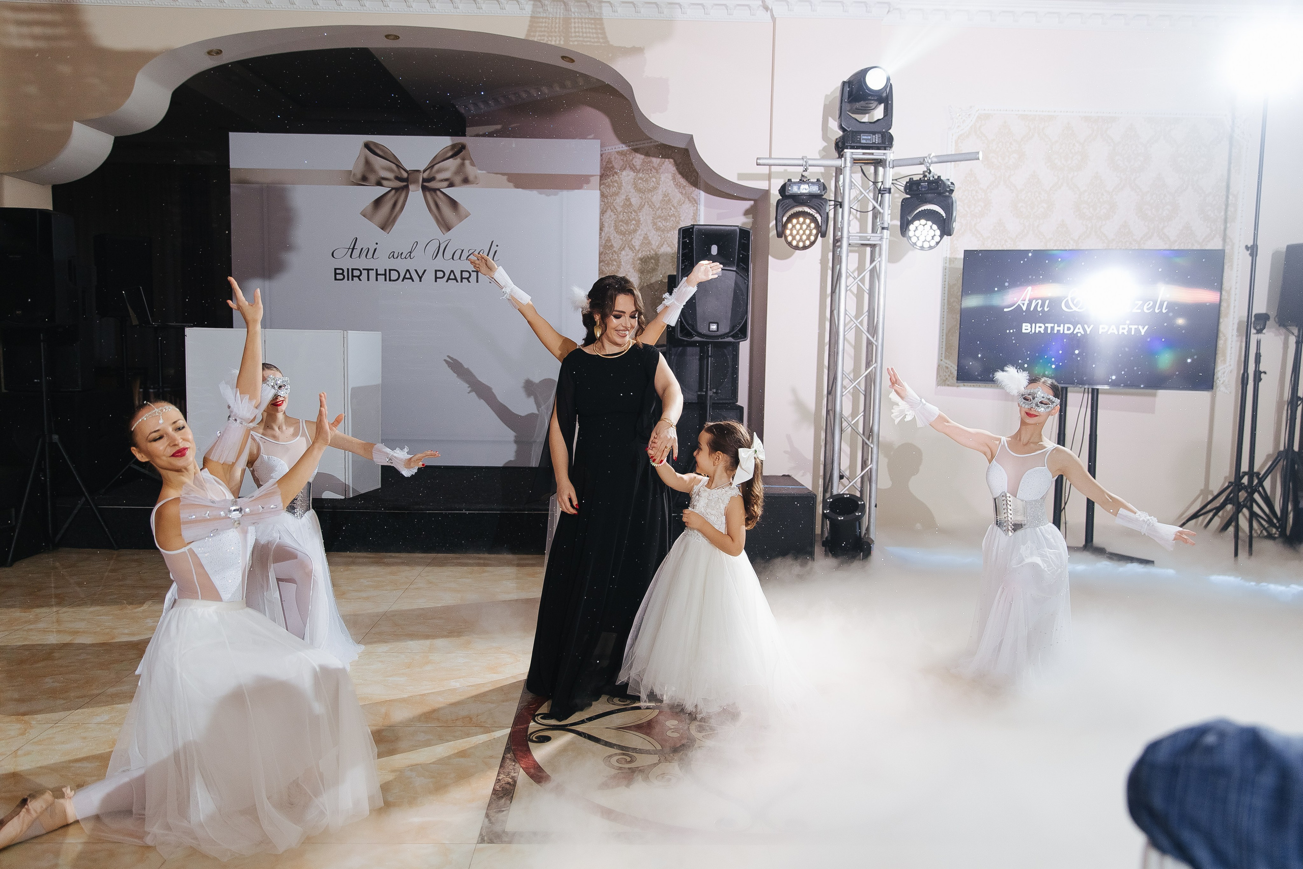 Ани и Назели. 35&5 День рождения, «Янтарь». Фотограф в Красноярске Надежда Воскресенская