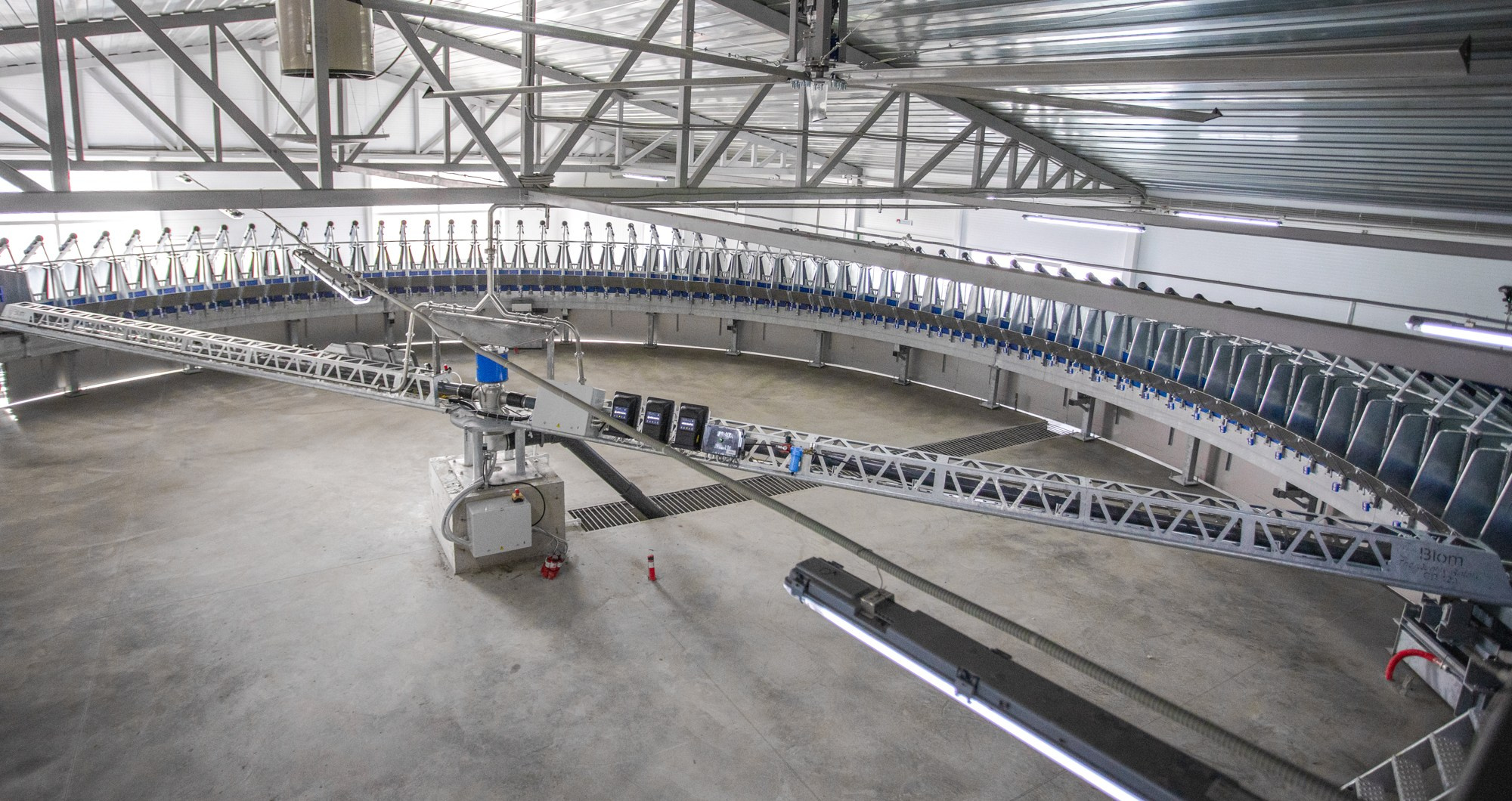 Открытие карусели для дойки скота. Репортажный, промышленный и маркетплейс-фотограф Дмитрий Чернат