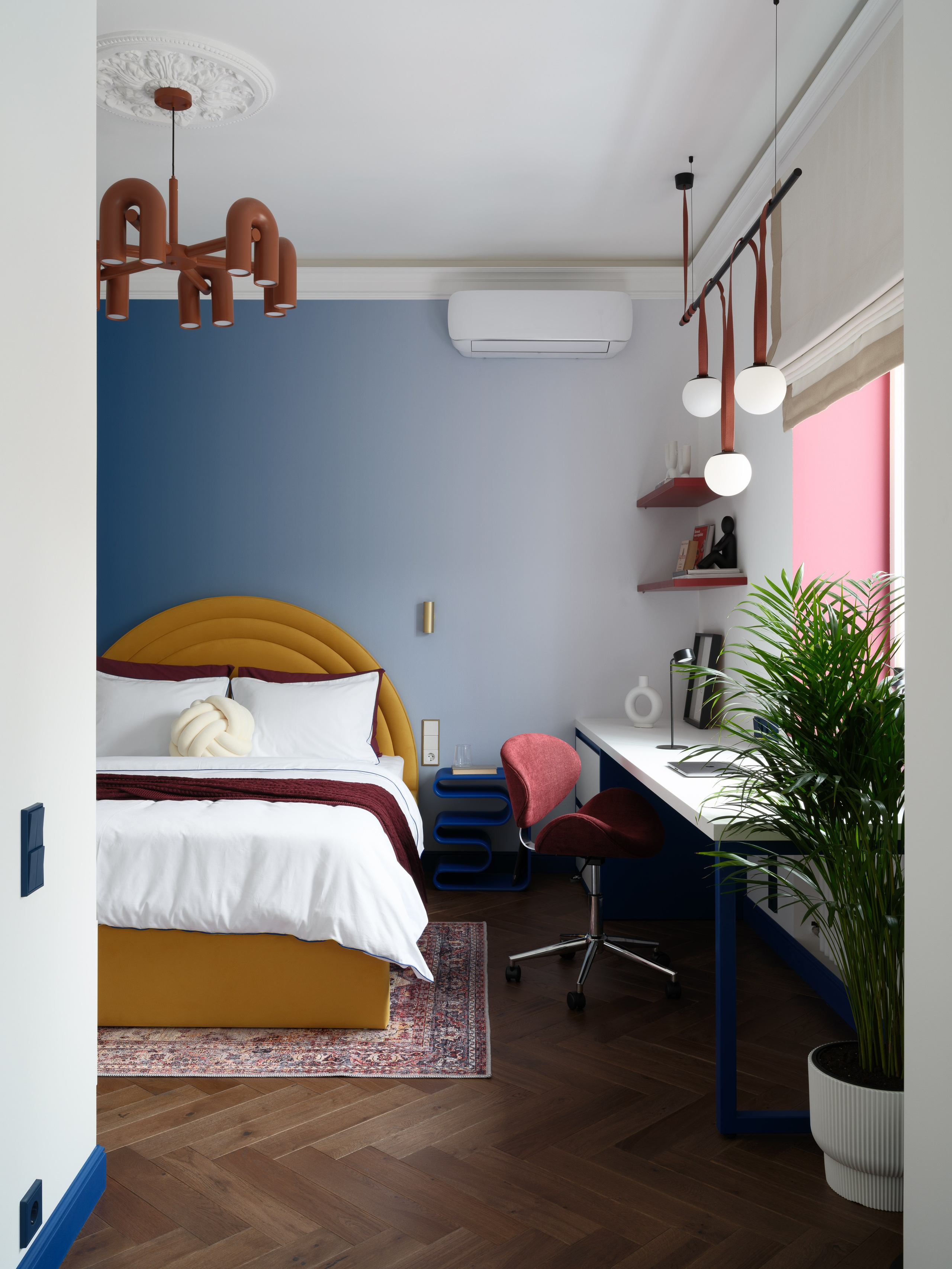 Общий вид спальни с кроватью в горчичном изголовье, рабочим столом у окна и красным креслом. Современный интерьер Дарьи Малиновской, фото Сергея Денисенко, стилистика Алёны Бершацкой.